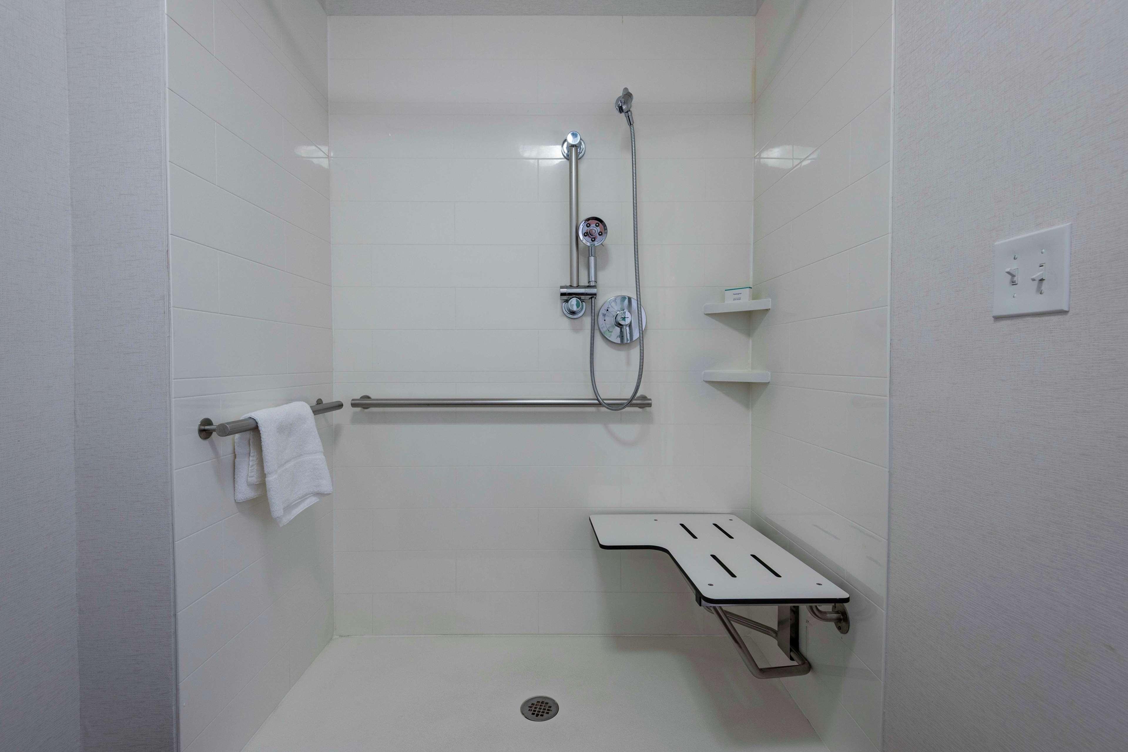 Suite Accessible King Size Bed