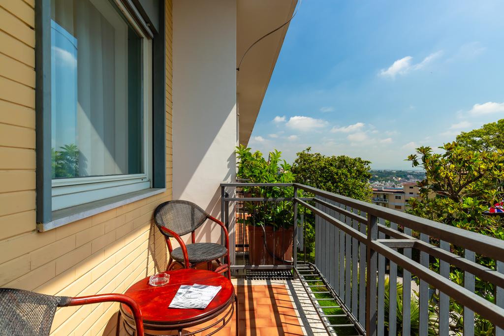 Double Single Executive