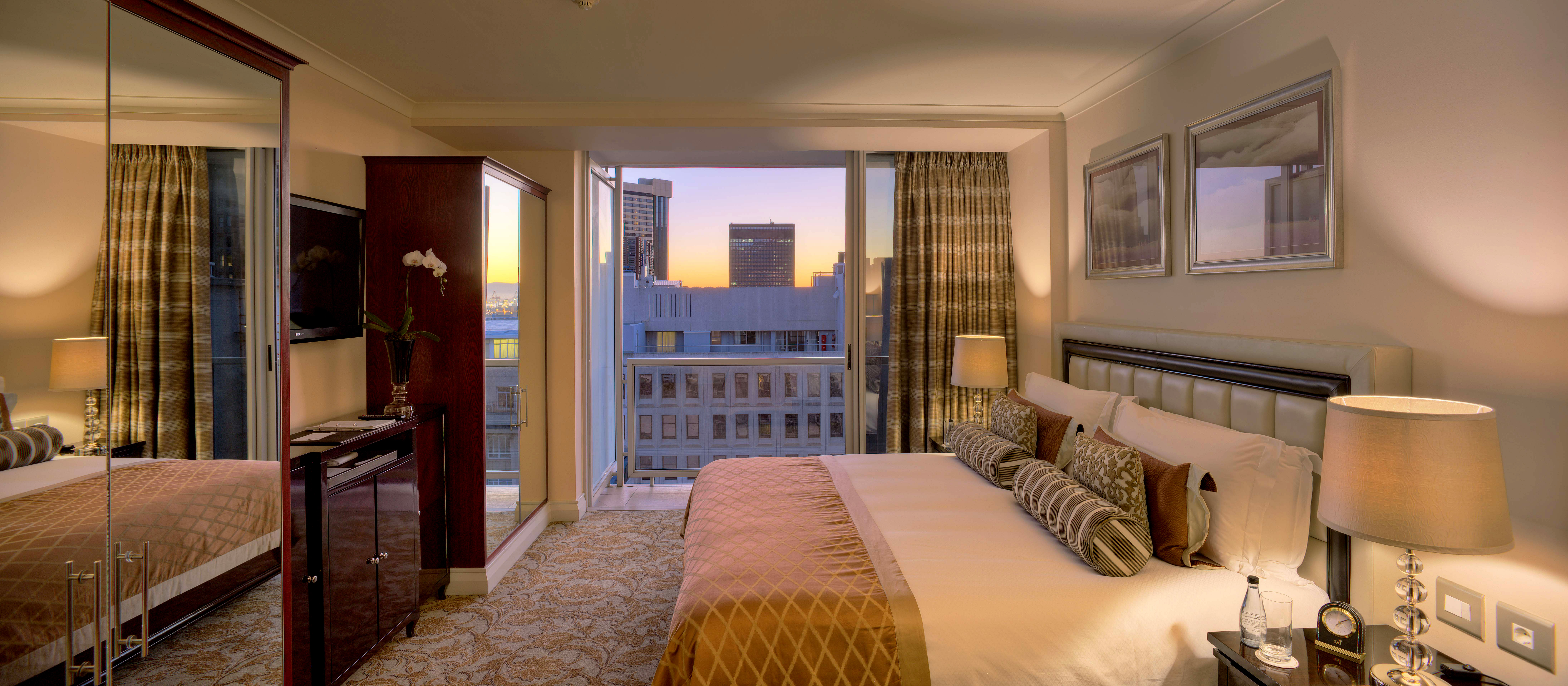 Suite City View King Bed