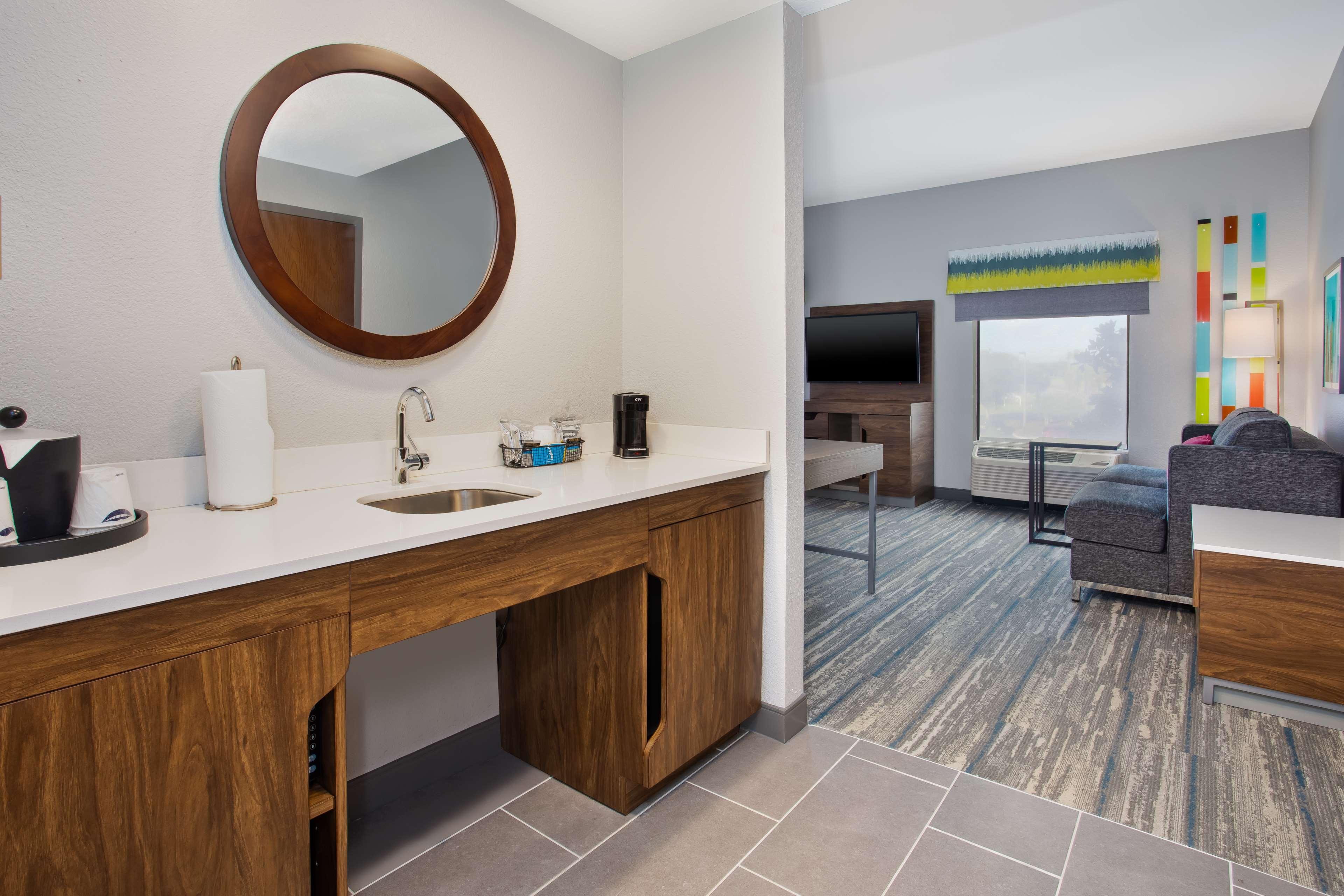 Studio Accessible King Size Bed