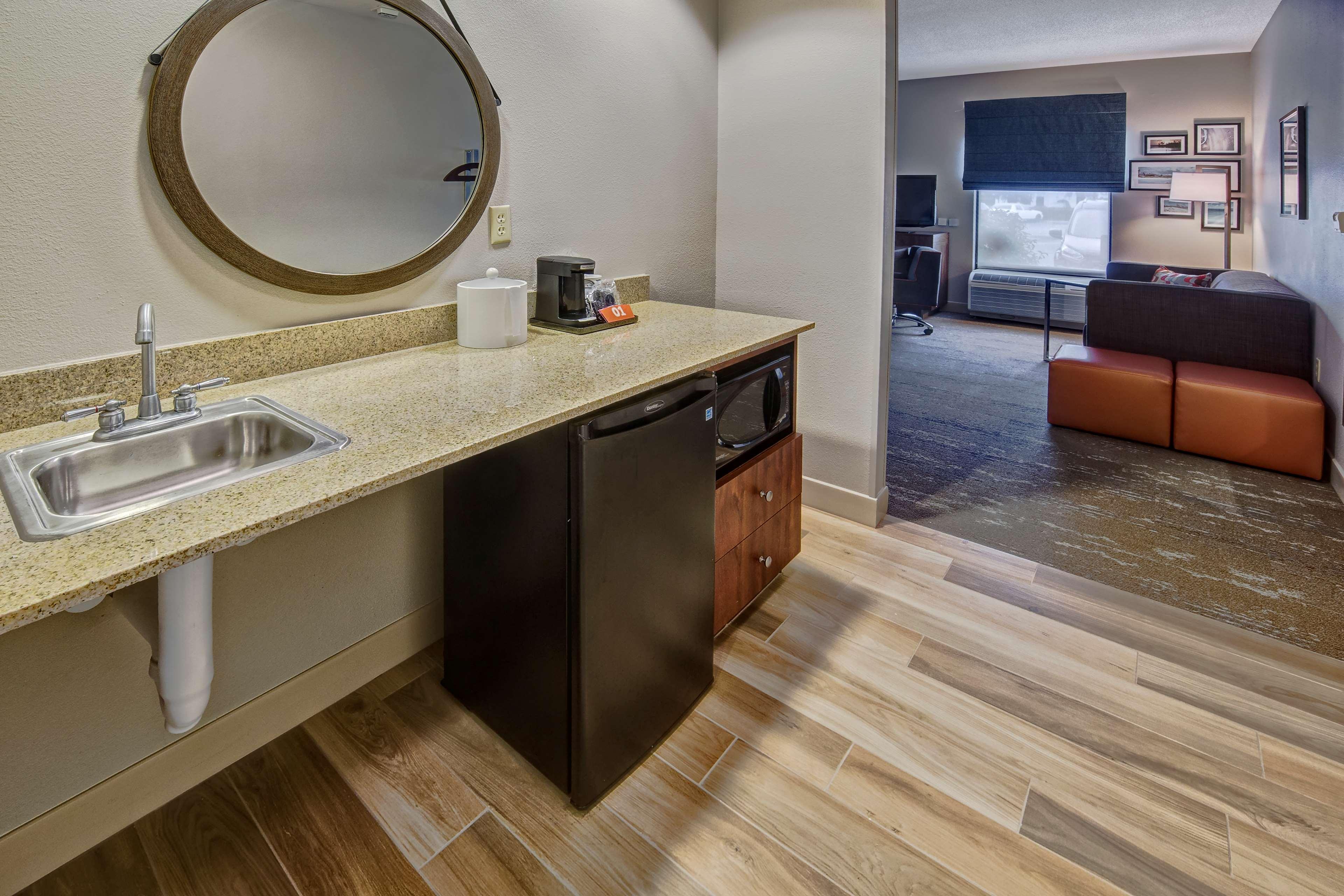 Studio Two Queen Beds Non Smoking