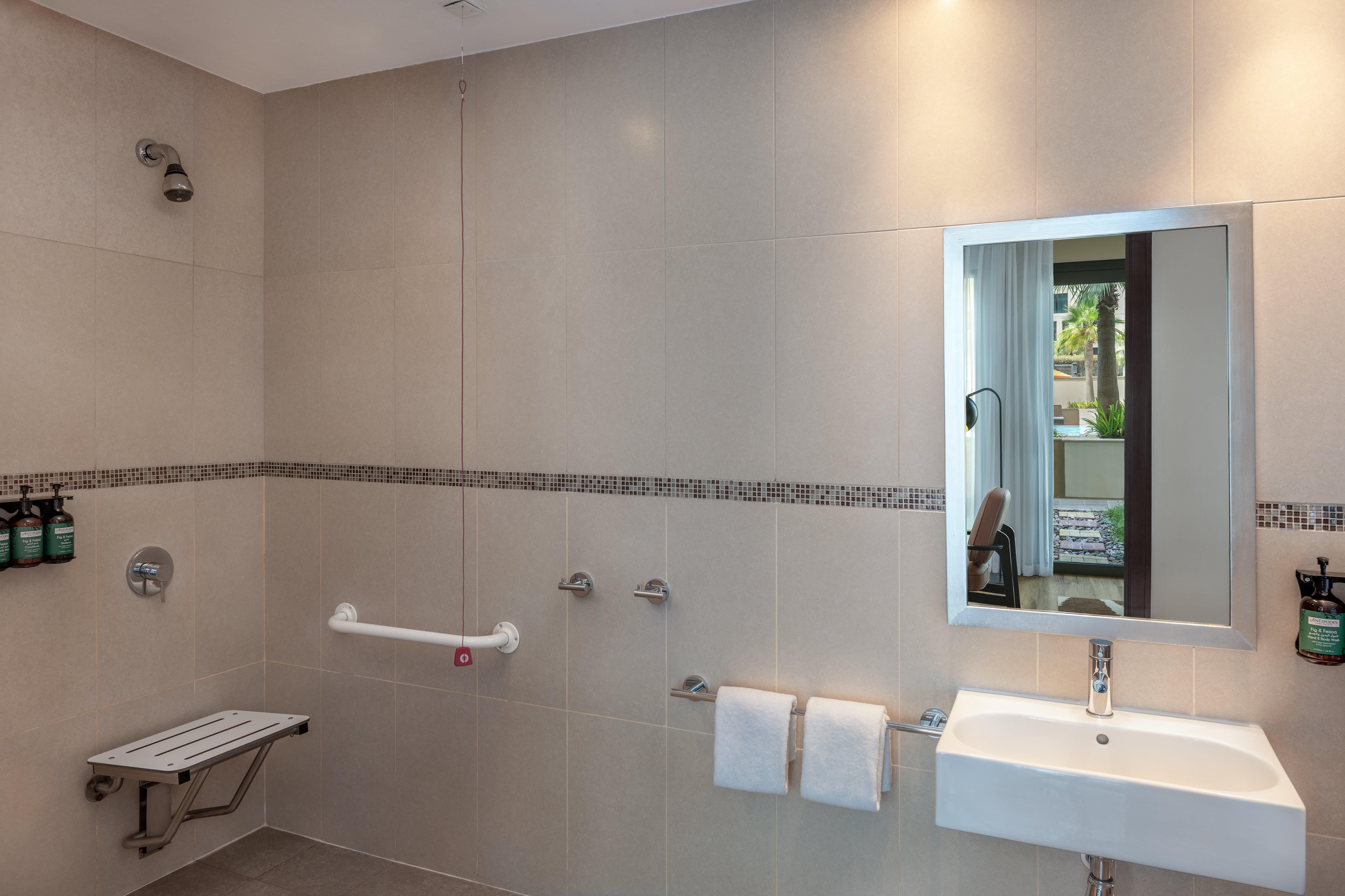 Studio Accessible King Size Bed