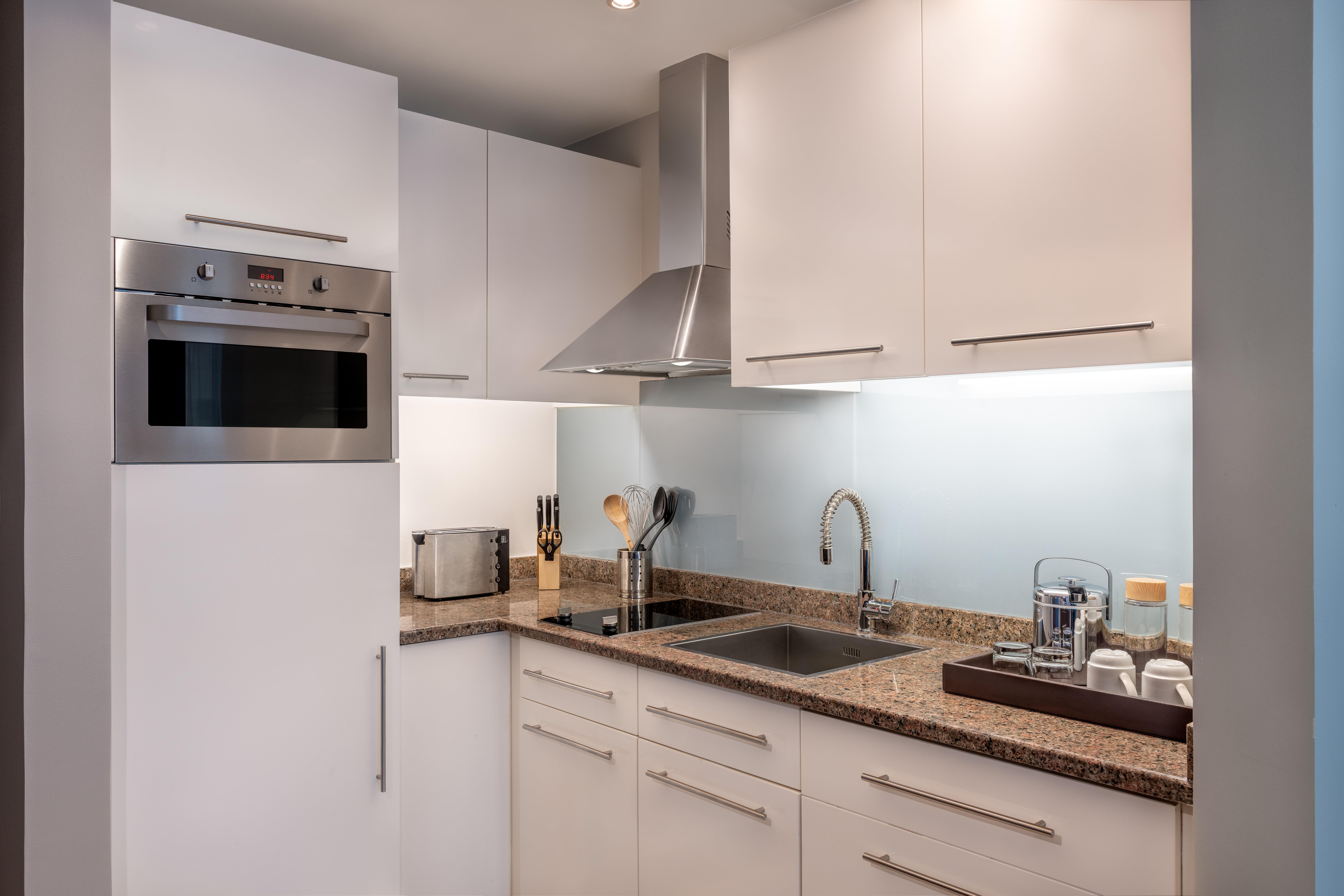 Studio Accessible King Size Bed