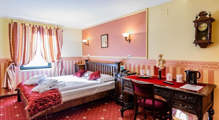 Studio Queen Size Bed