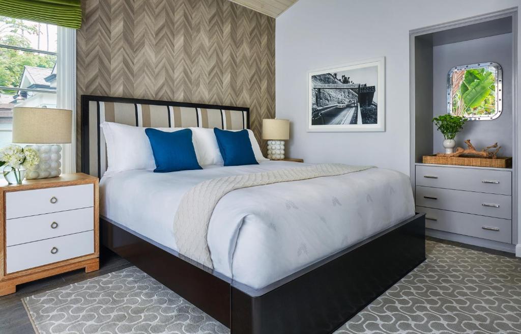 Bungalow King Size Bed