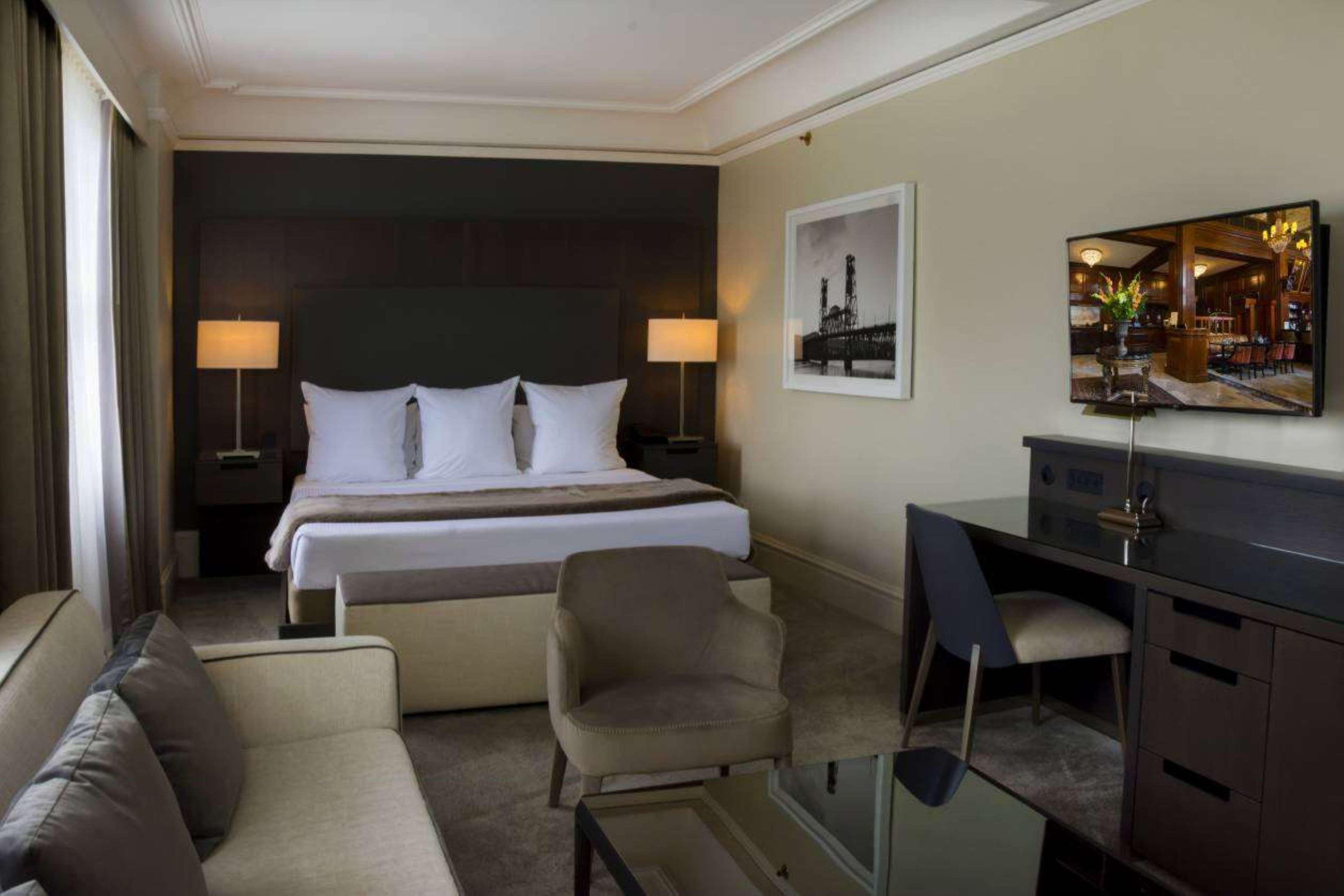 Studio Accessible King Size Bed