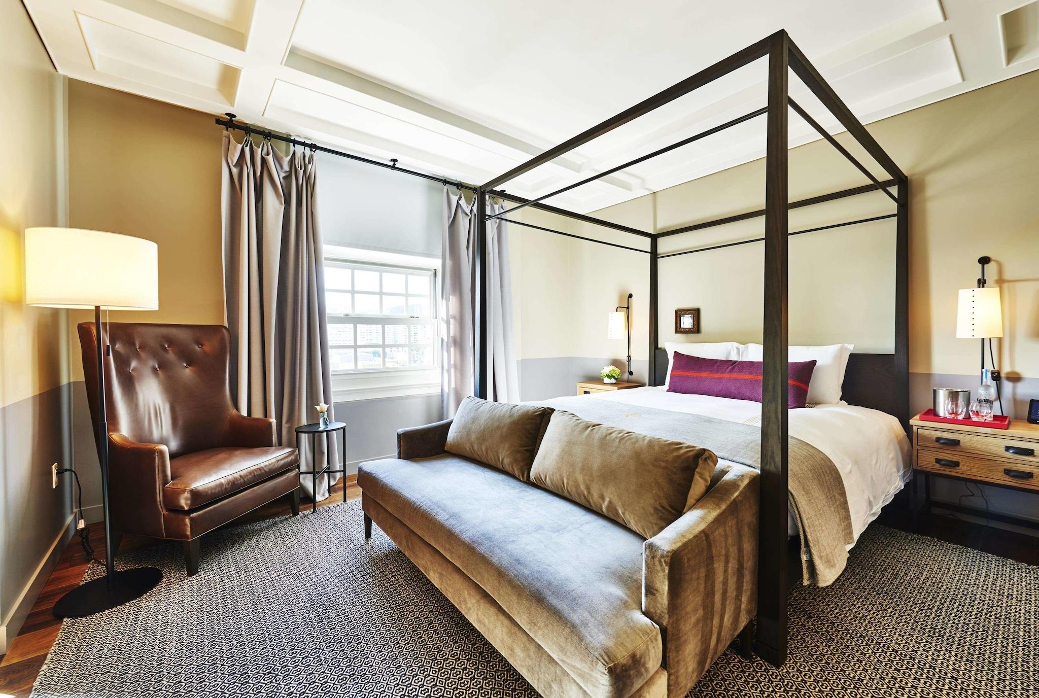 Suite City View King Bed