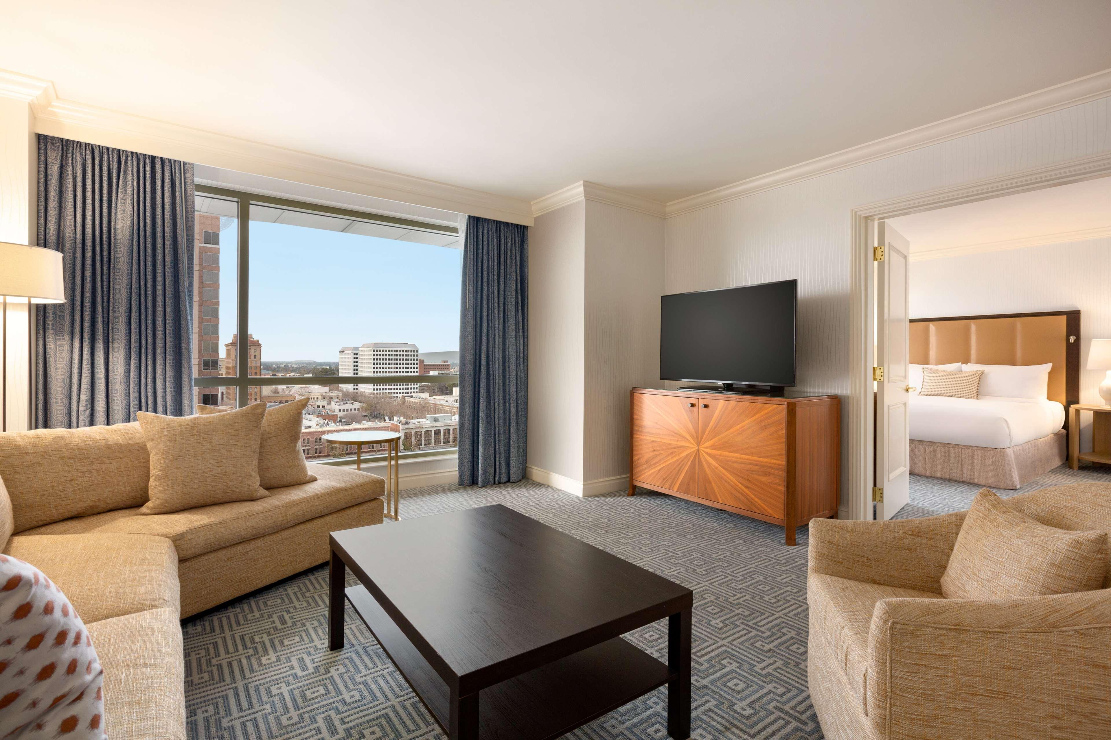 Suite Accessible King Size Bed