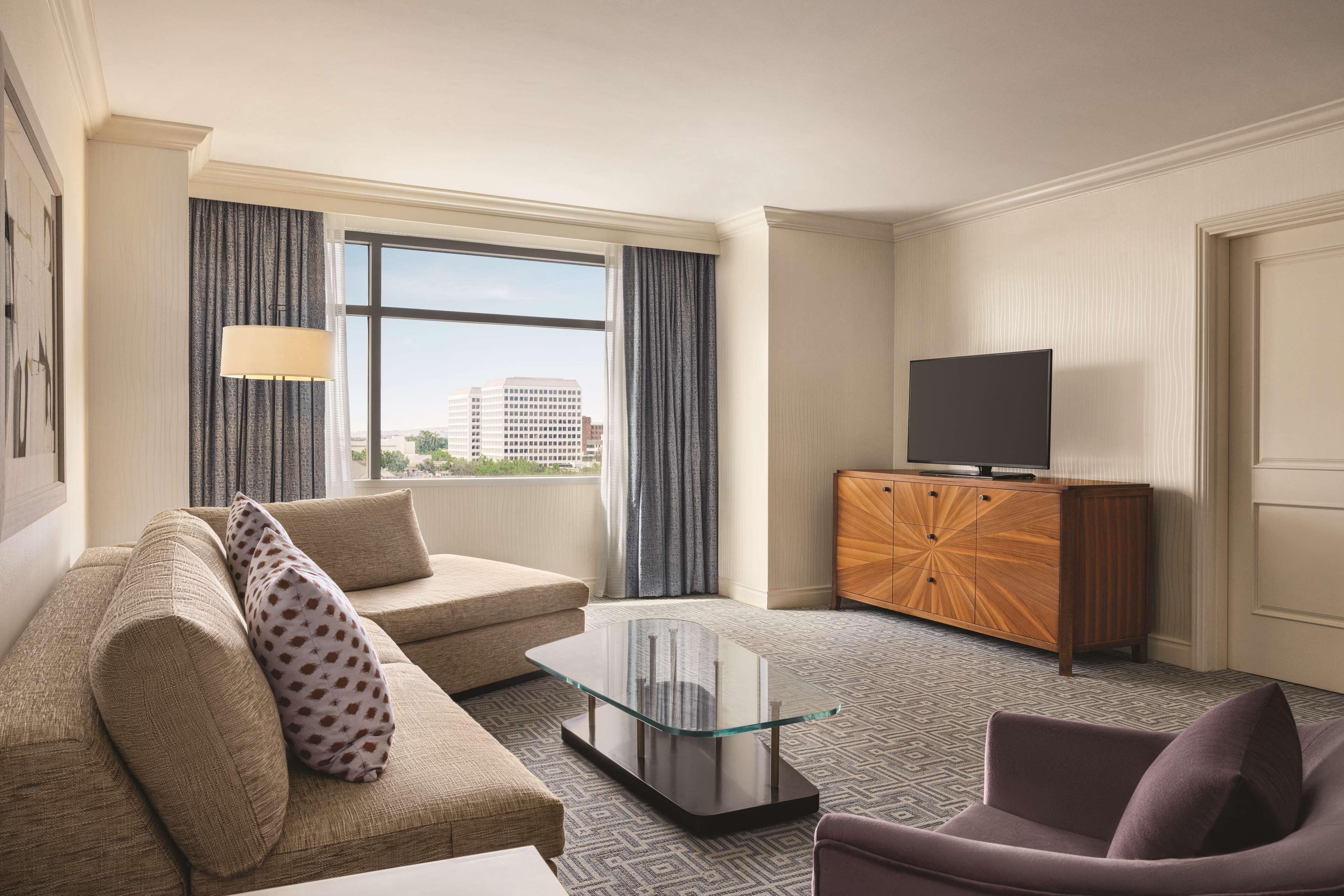 Suite Accessible King Size Bed