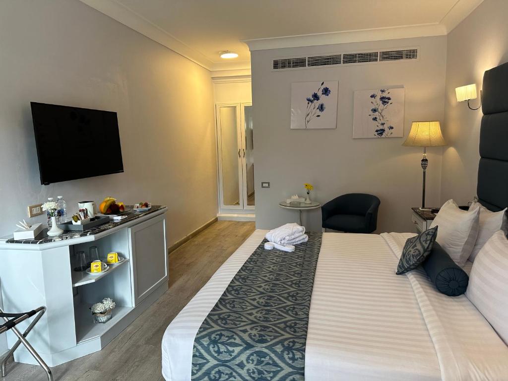 Double or Twin Deluxe Pool View