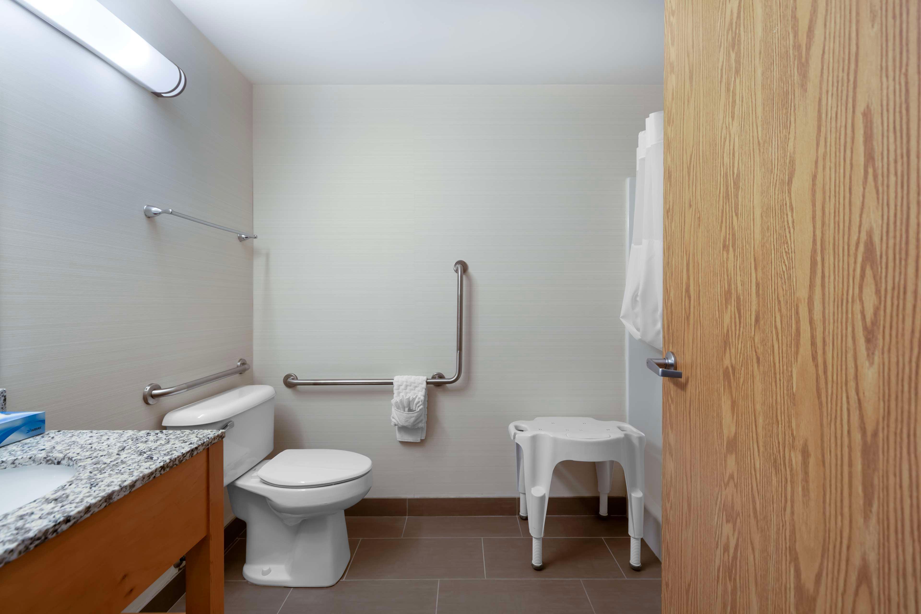 Room Accessible-queen Size Bed