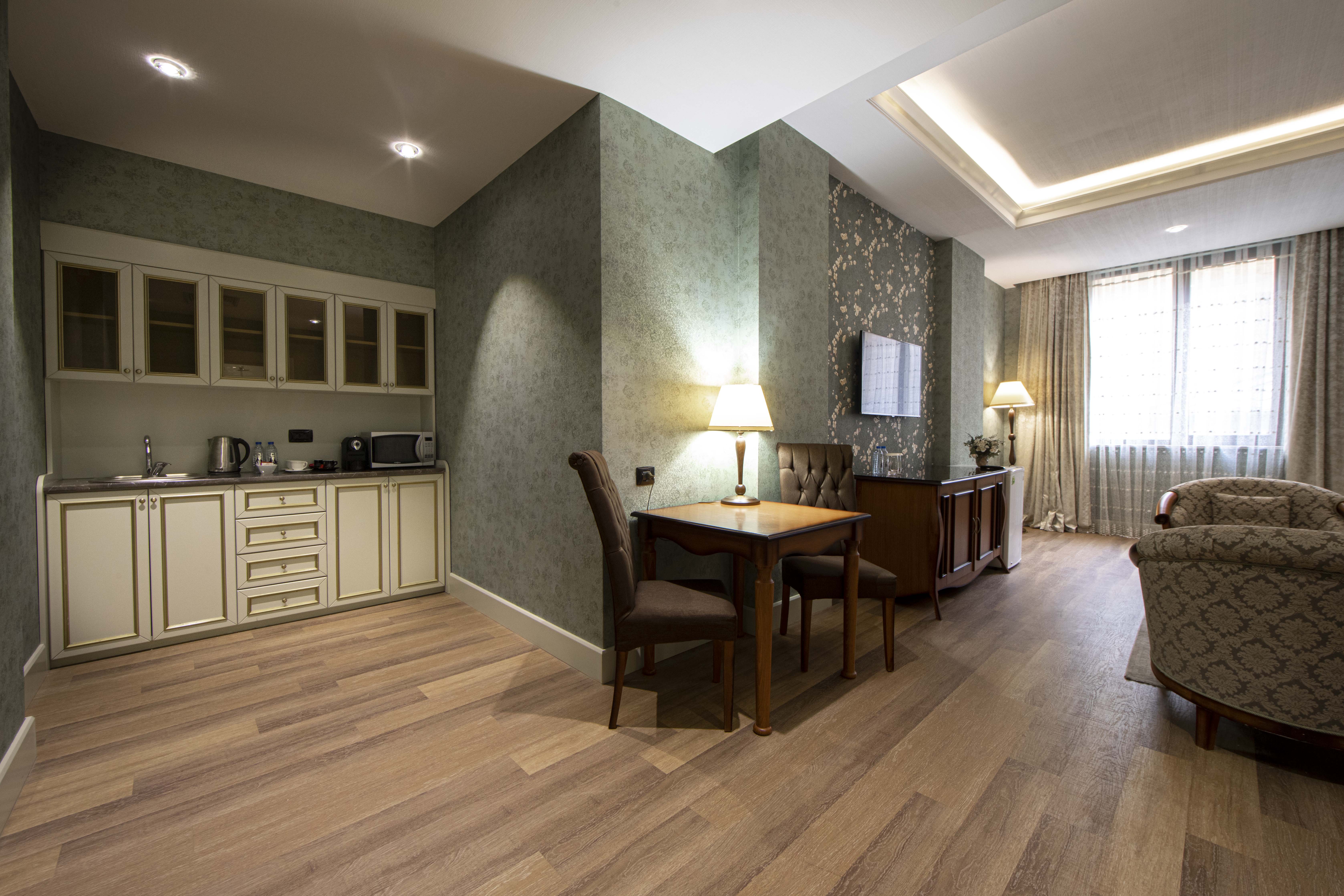 Double Single Executive