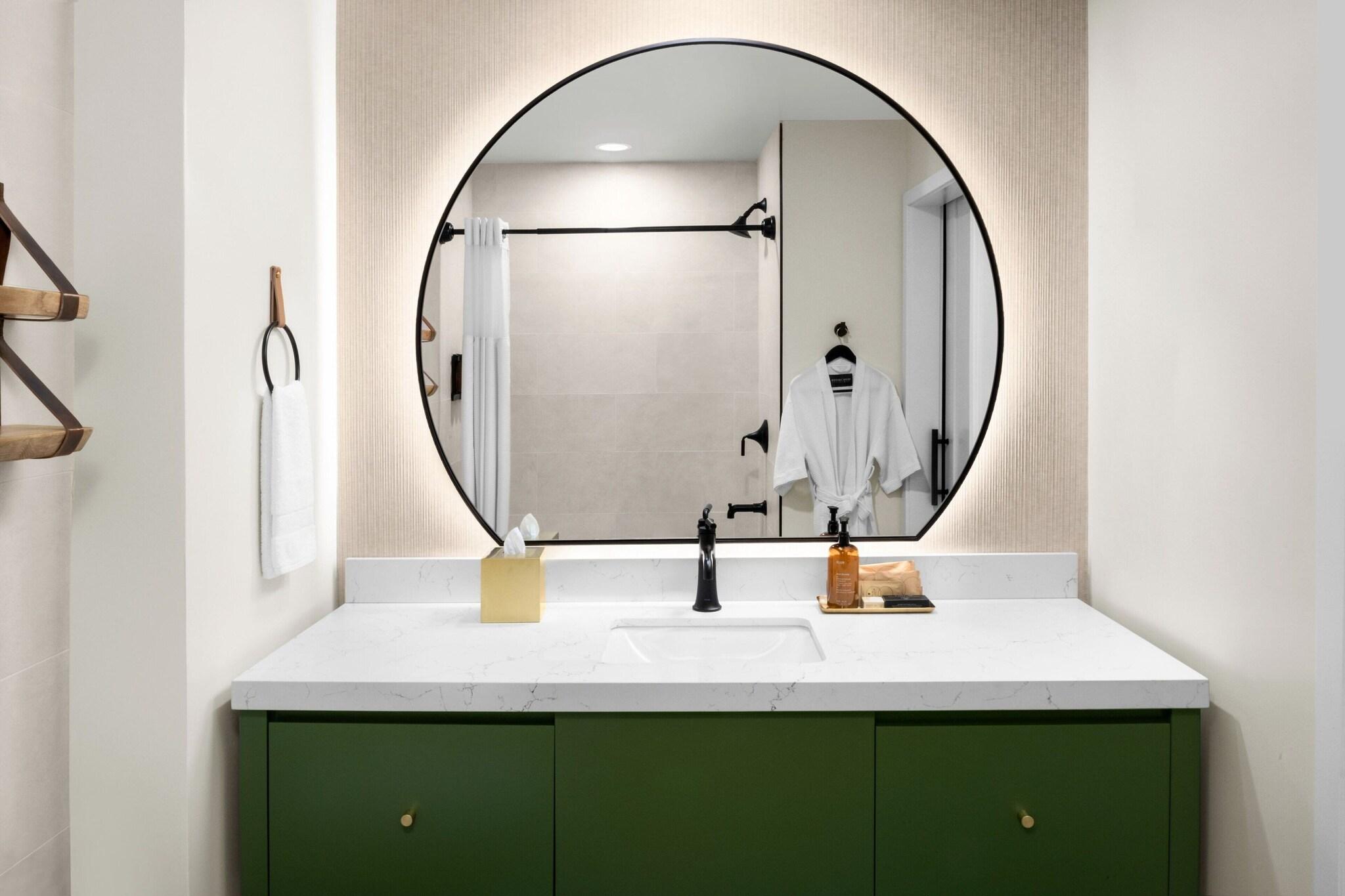 Suite Accessible King Size Bed