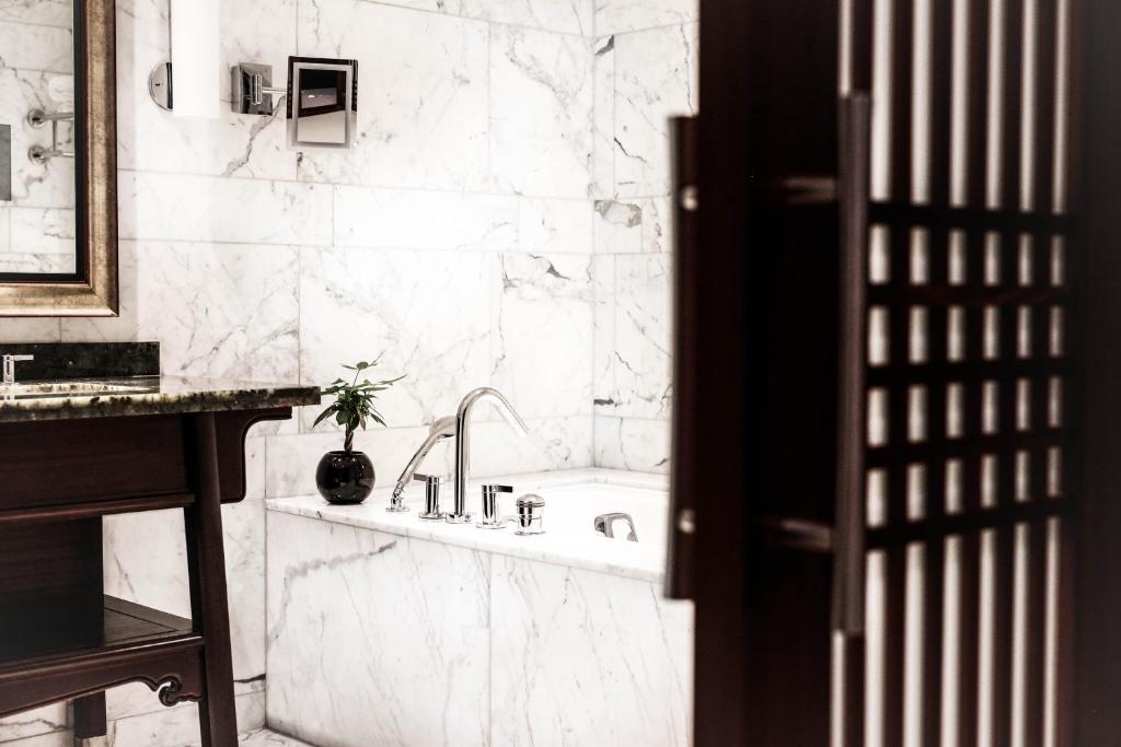 Double Deluxe King Bed