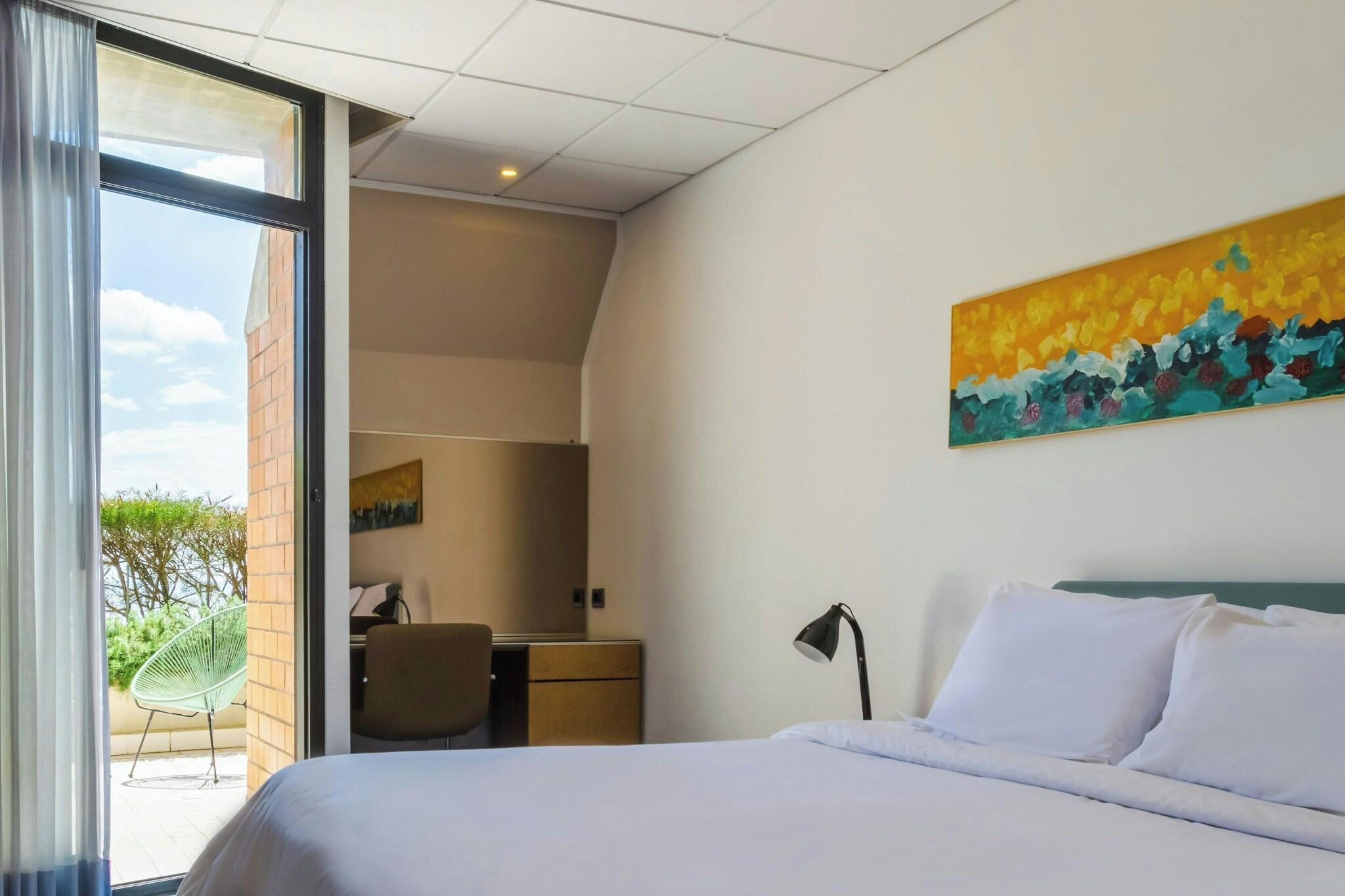 Double Classic Queen Bed