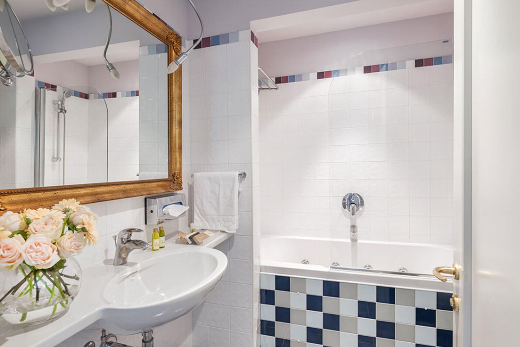 Double Single Superior Queen Bed