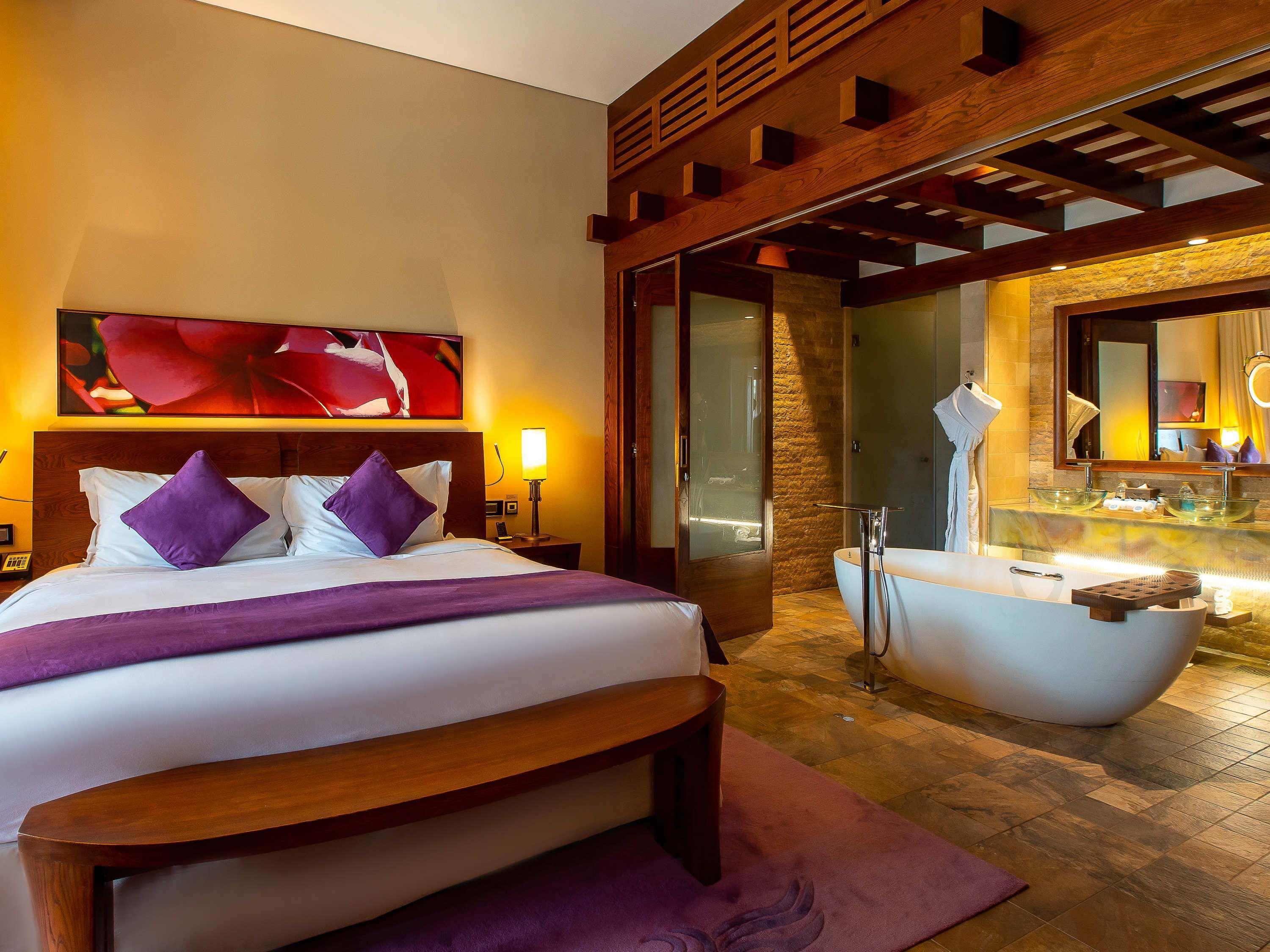 Junior Suite Ocean View King Bed