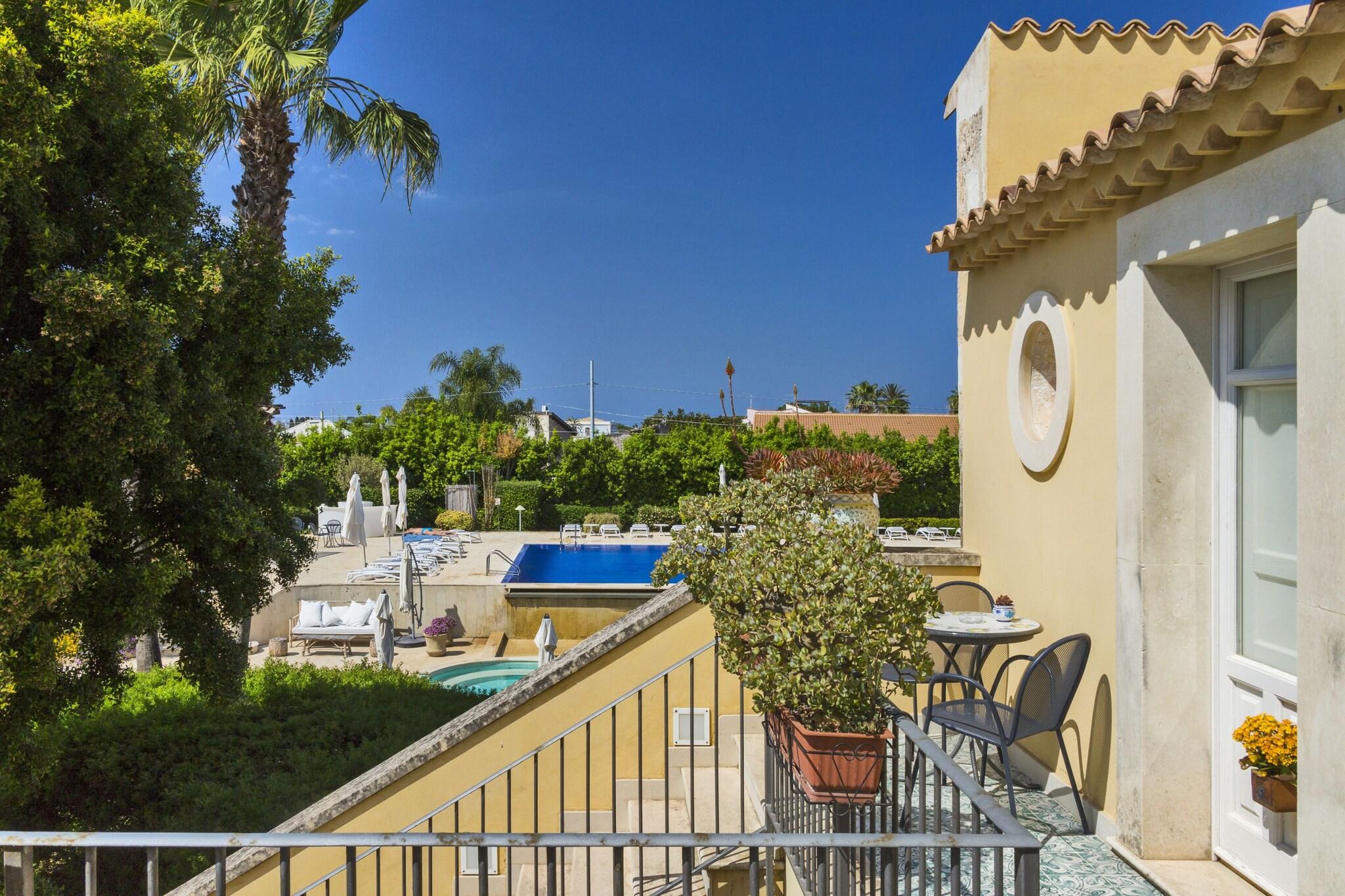 Junior Suite Queen Size Bed