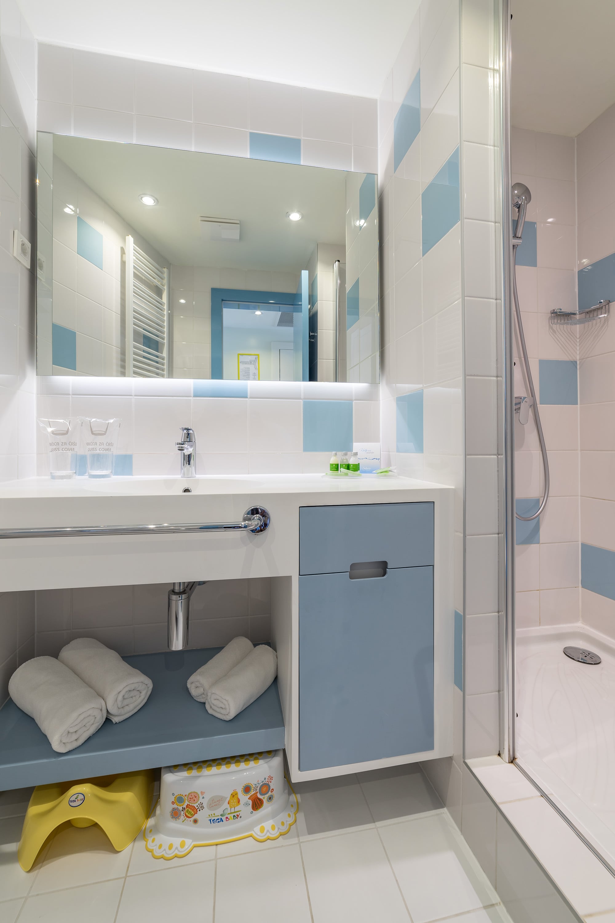 Room Connecting Room