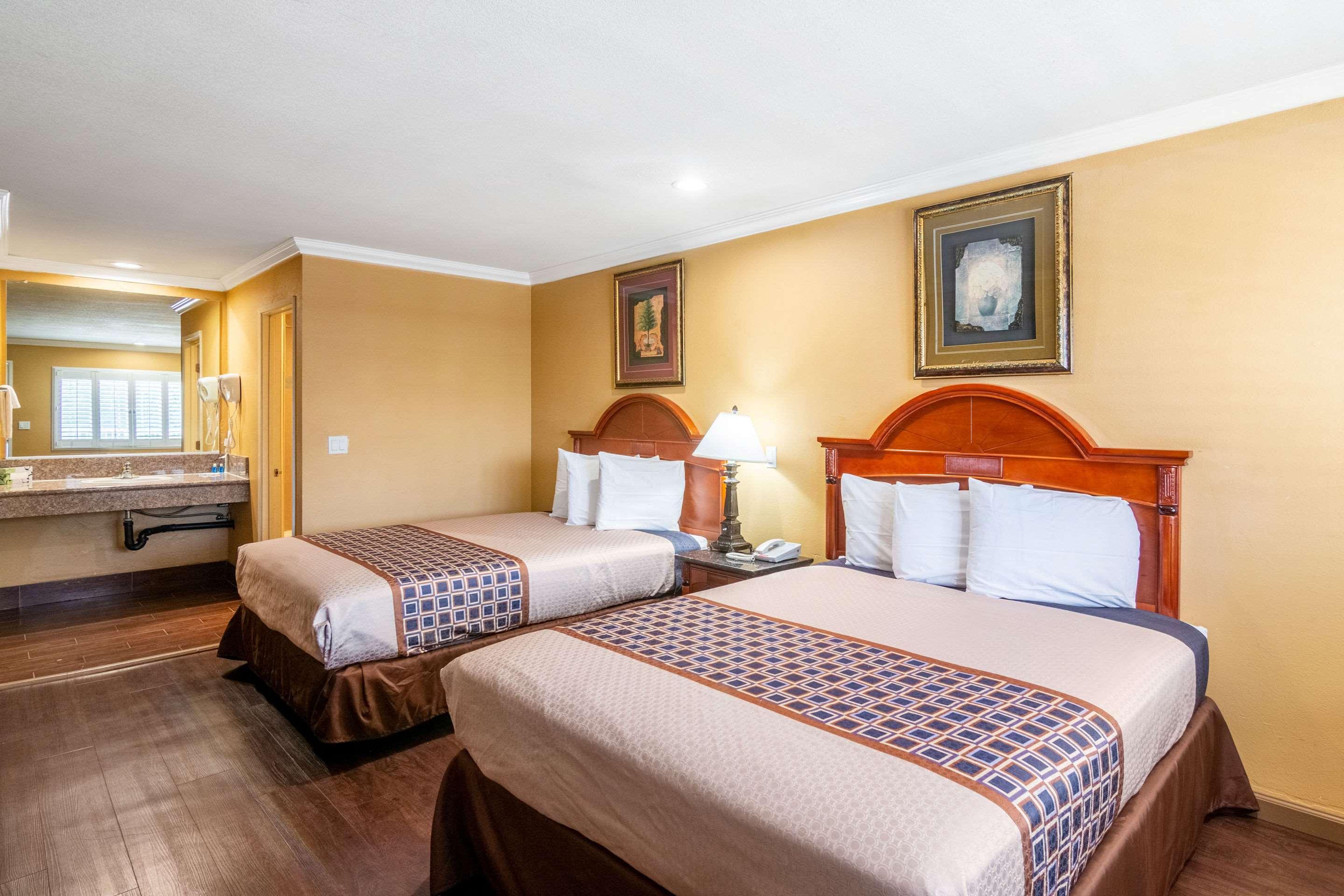 Quadruple Two Queen Beds Non Smoking