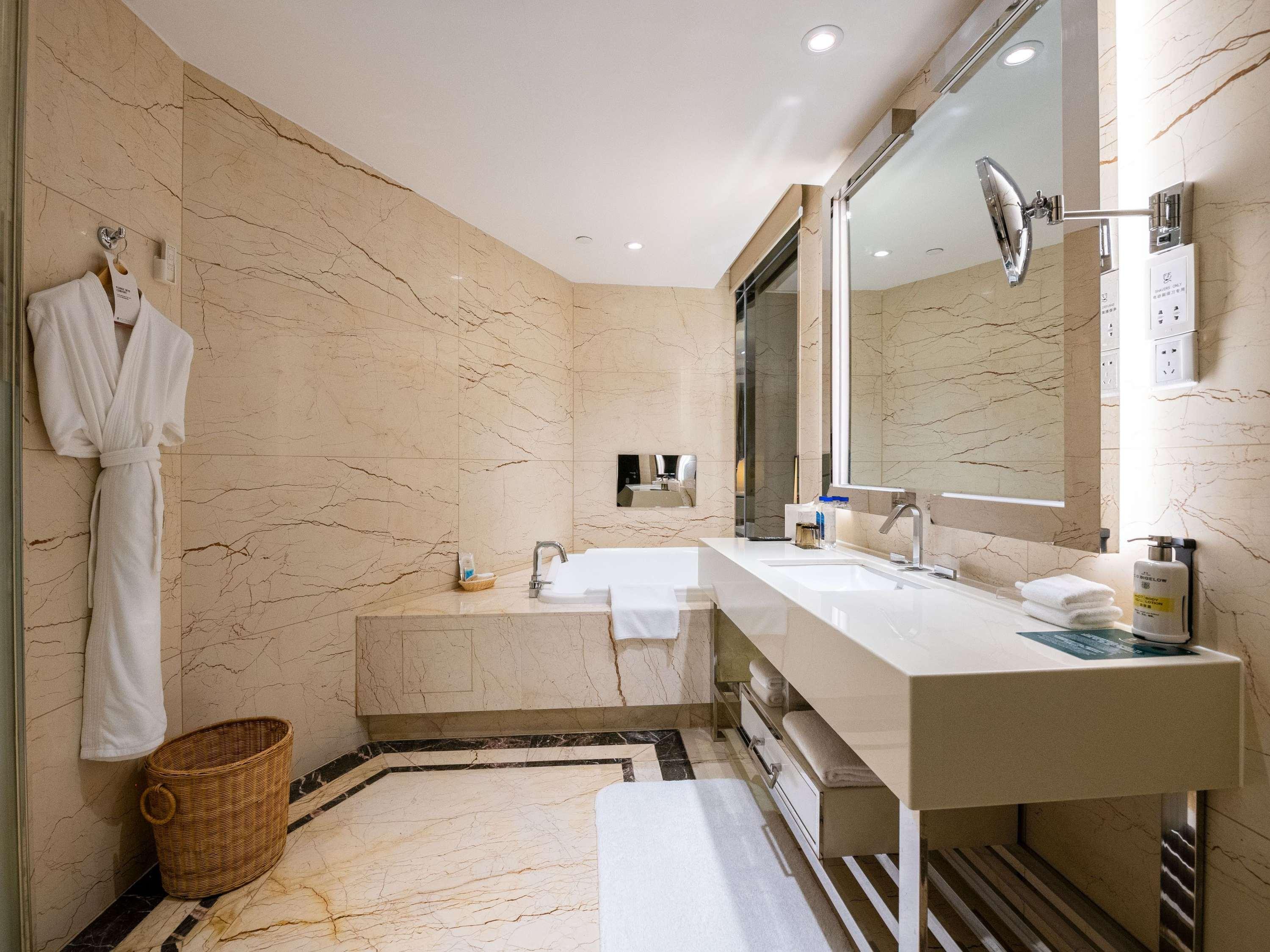 Suite Deluxe King Bed