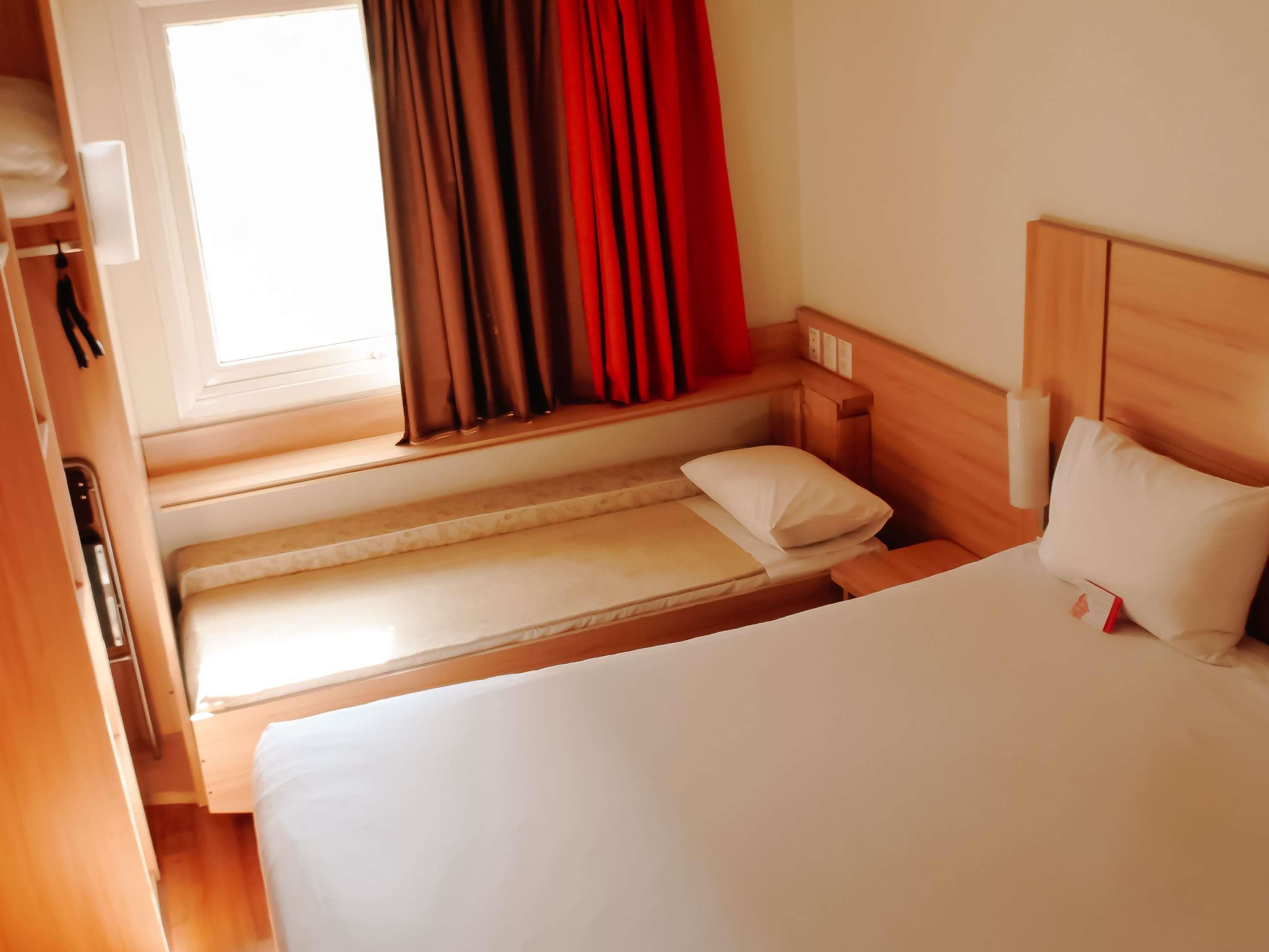 Double Queen Size Bed