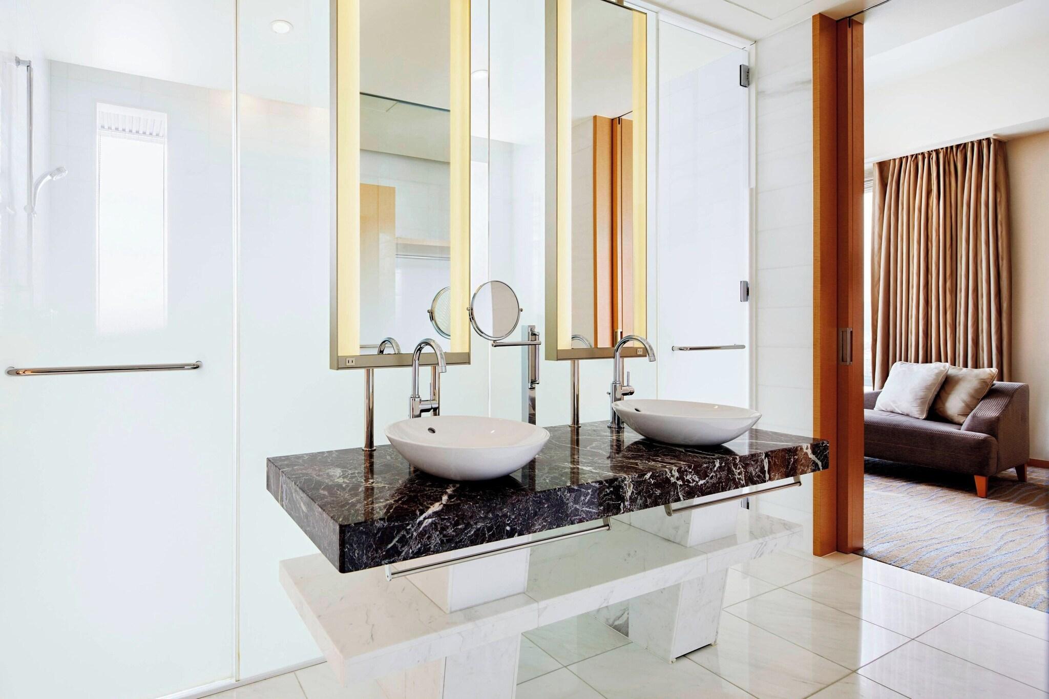 Suite Club City View