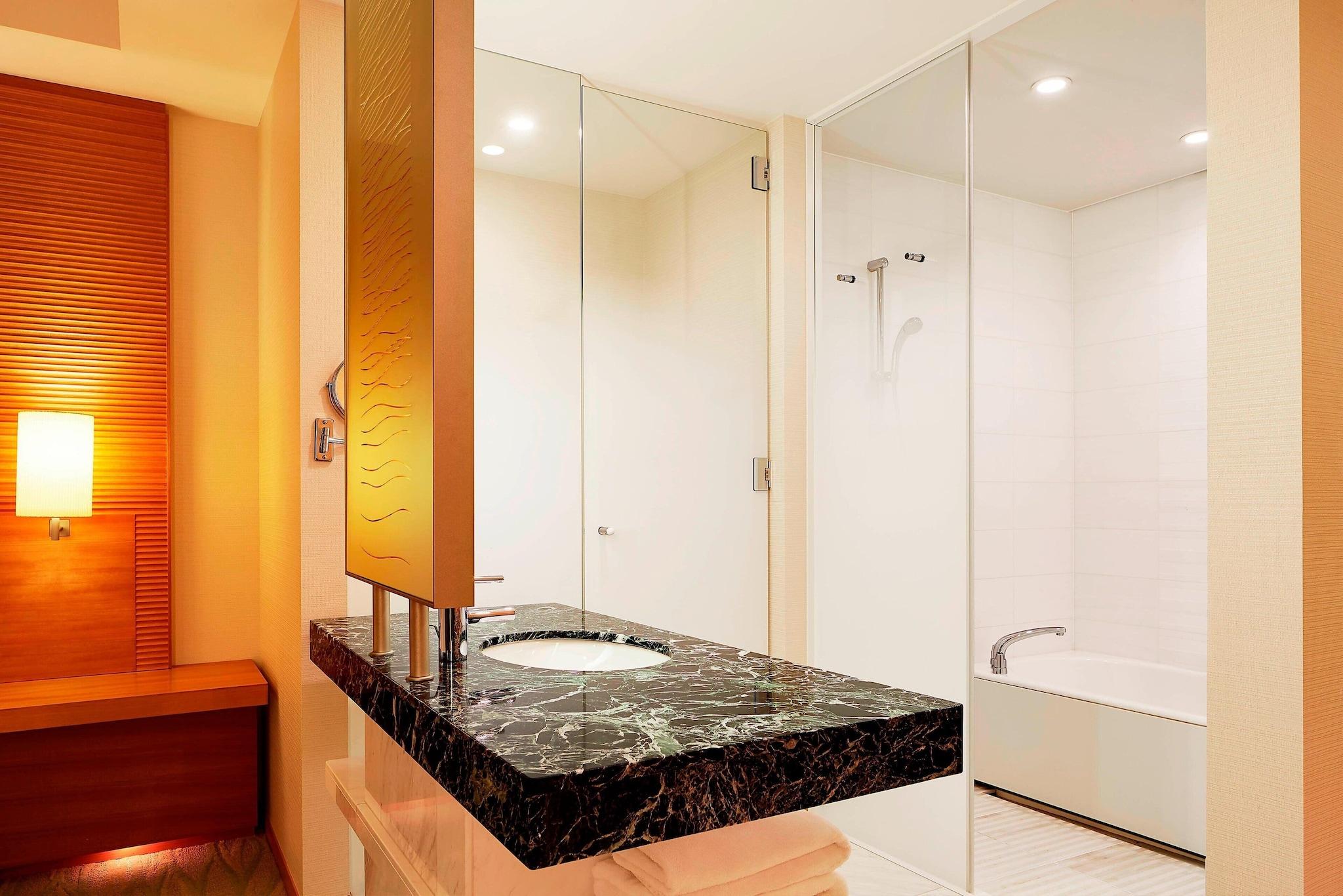 Double Deluxe City View King Bed