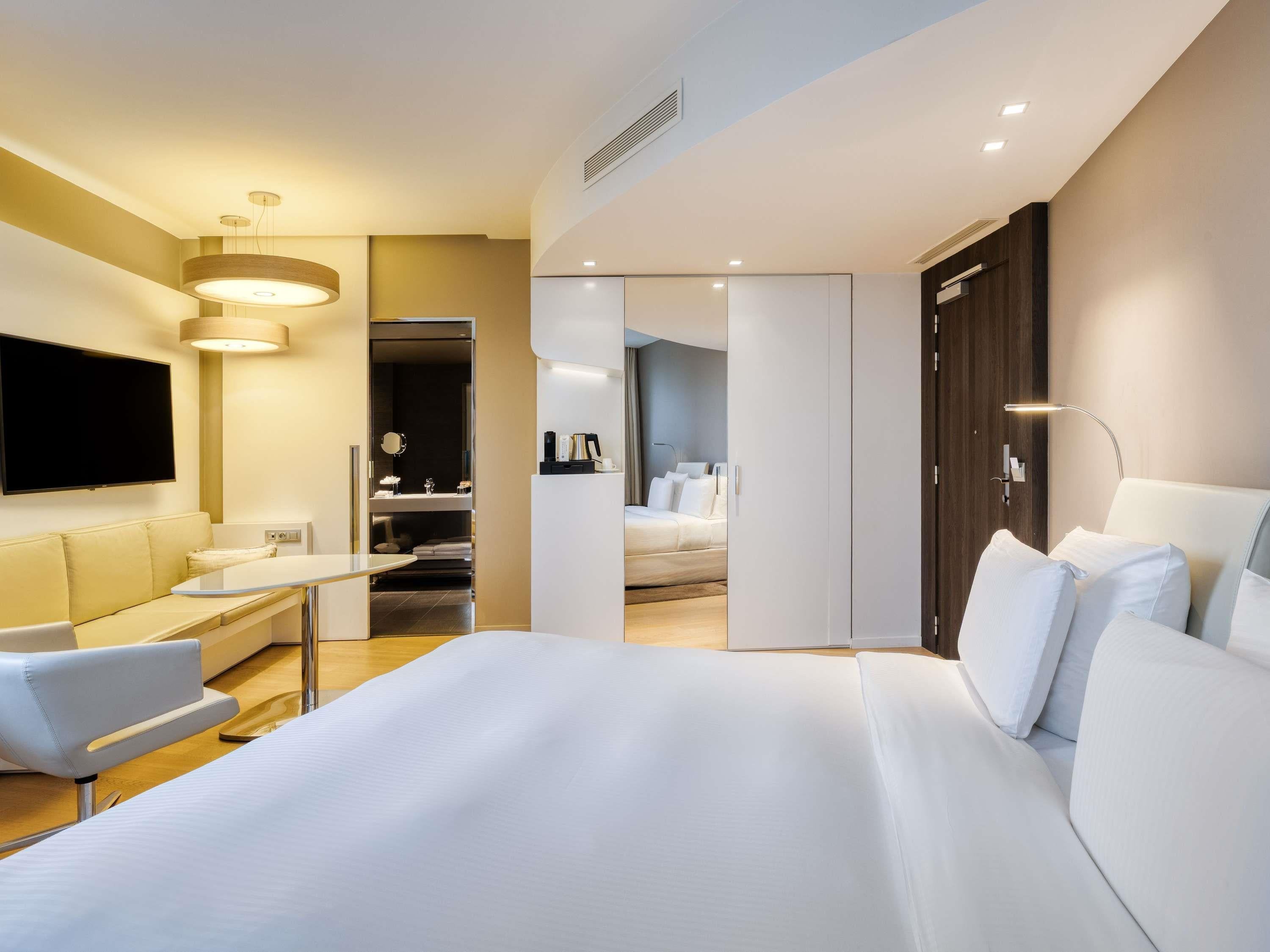 Double Deluxe City View King Bed