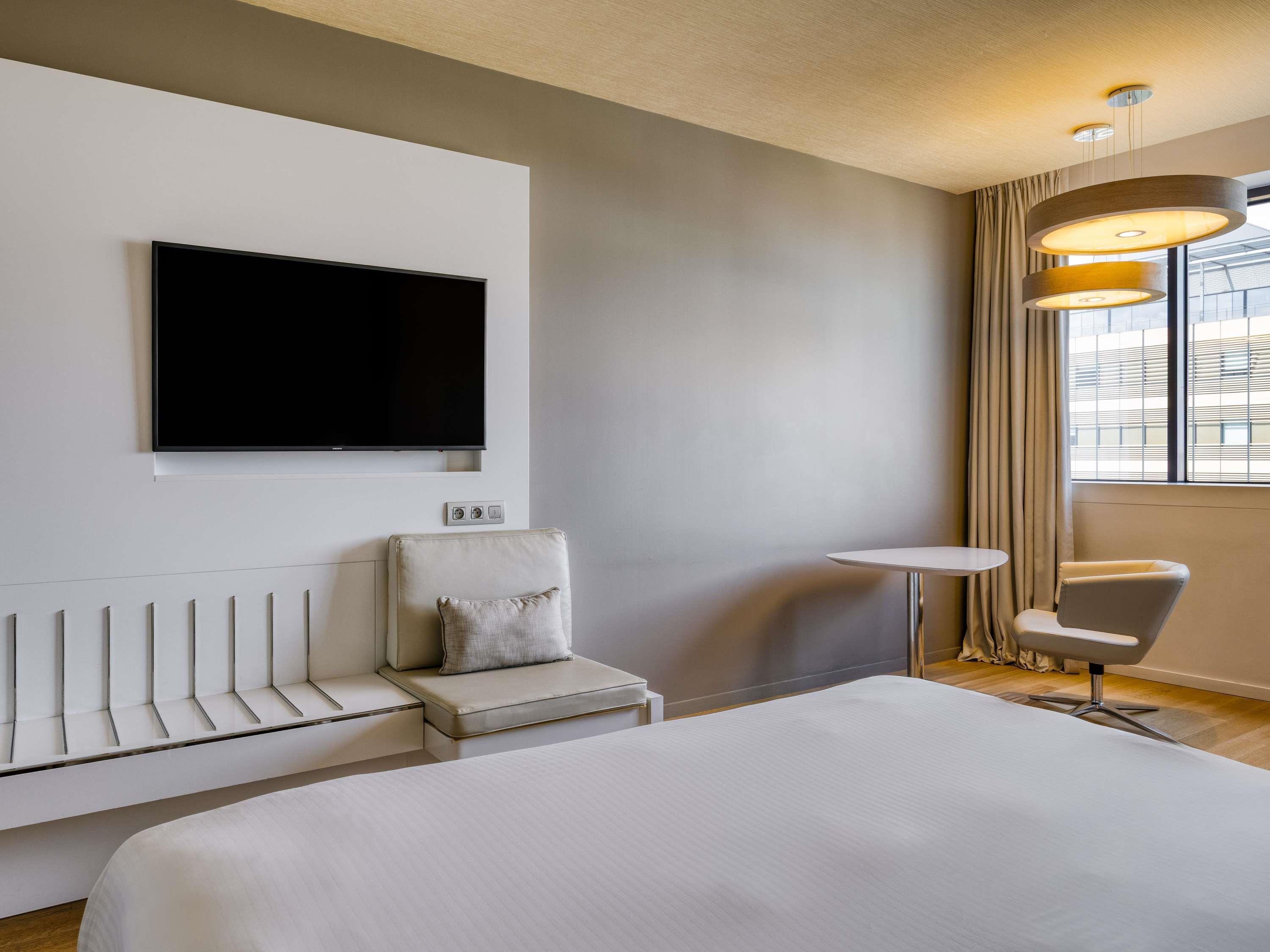 Double Deluxe City View King Bed