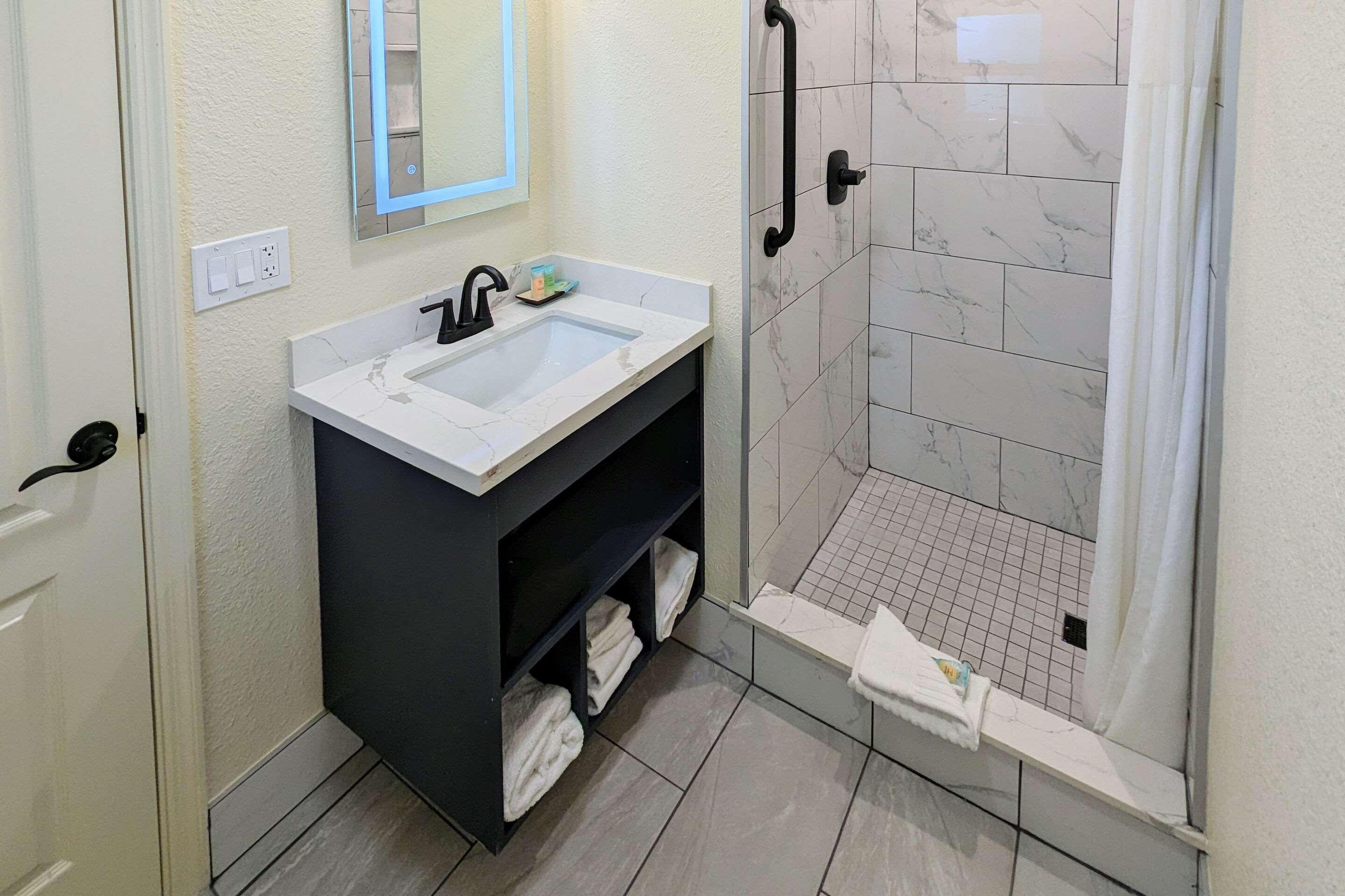 Double King Bed Non Smoking