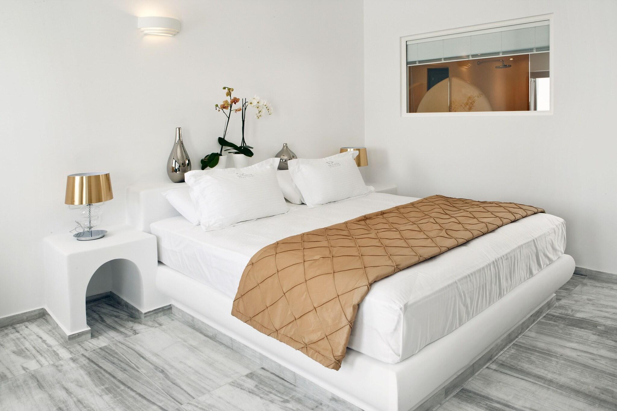 Suite Pool View King Bed