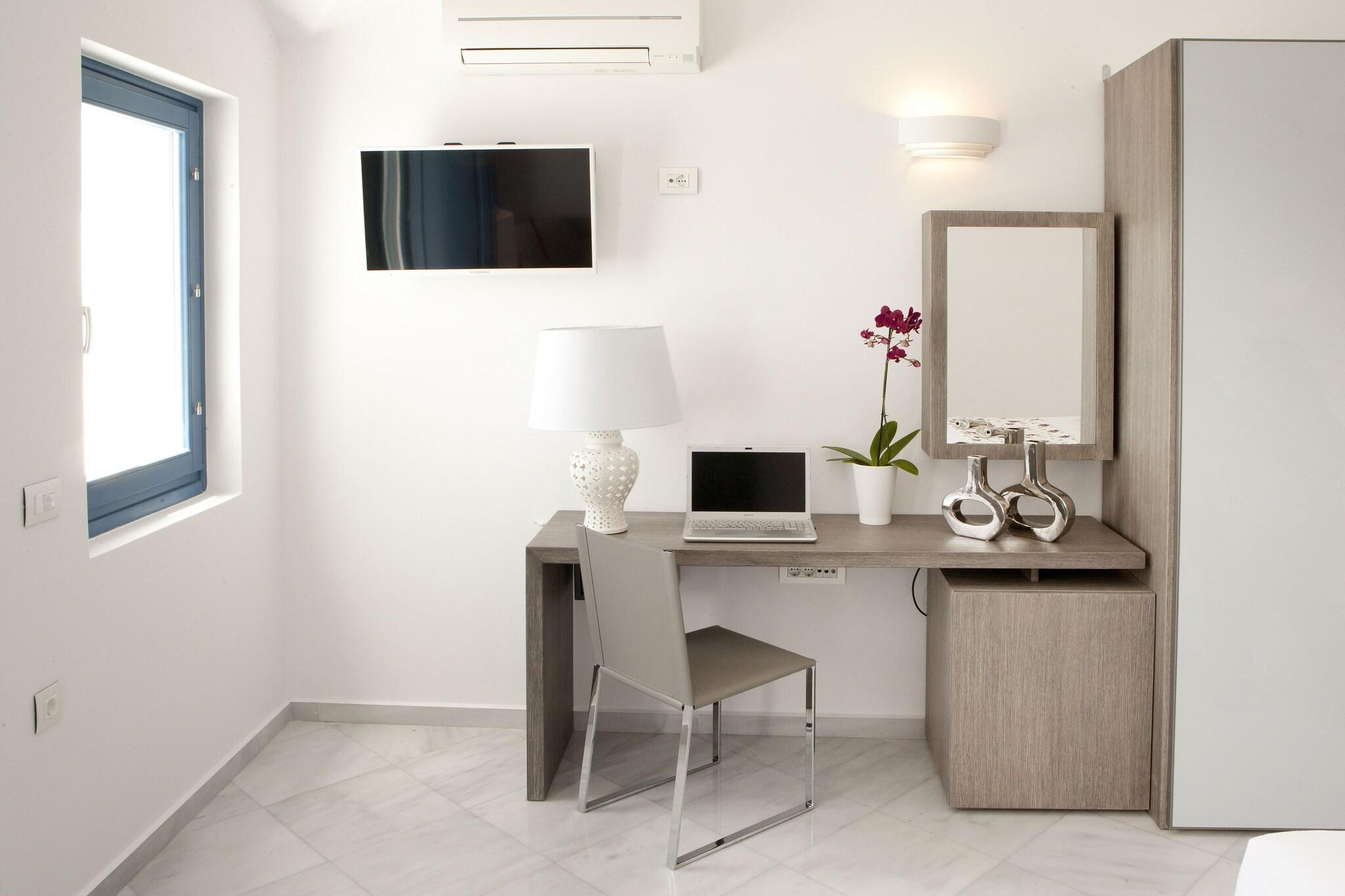 Suite Pool View King Bed