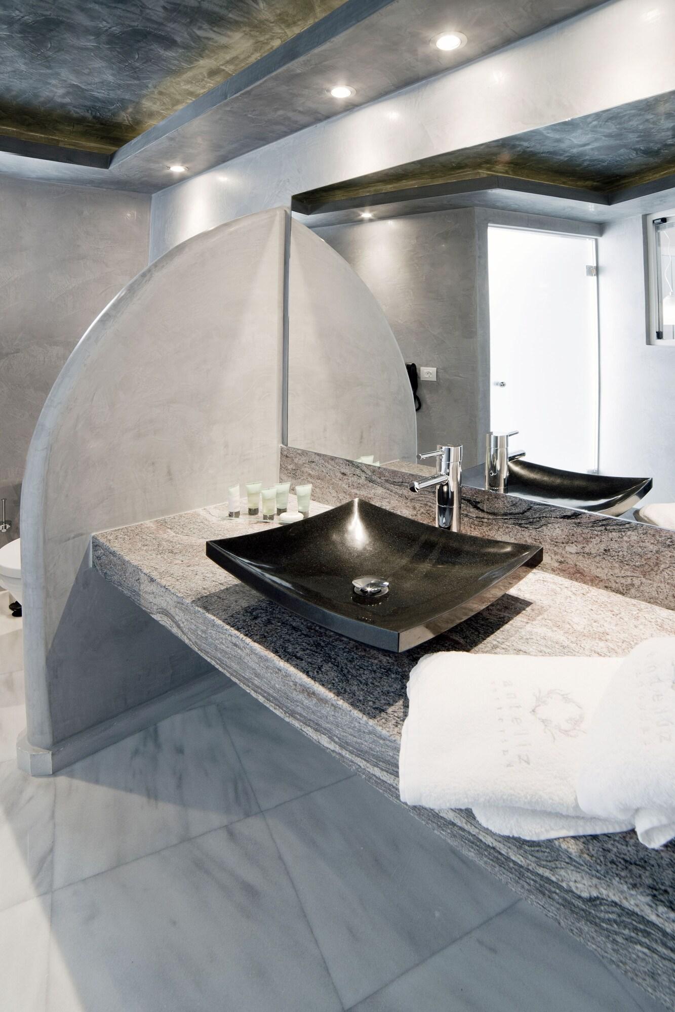 Suite Pool View King Bed