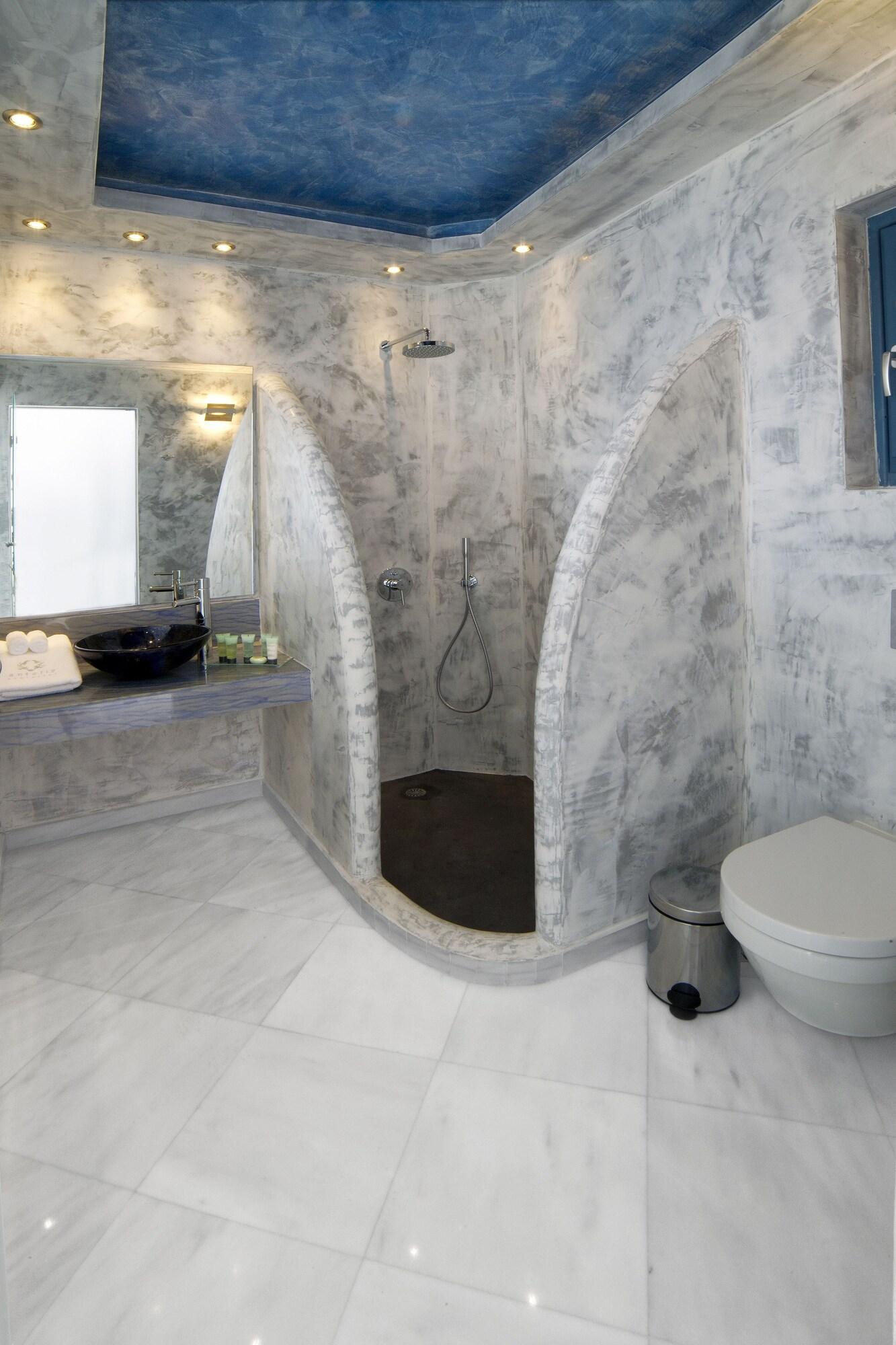 Suite Pool View King Bed