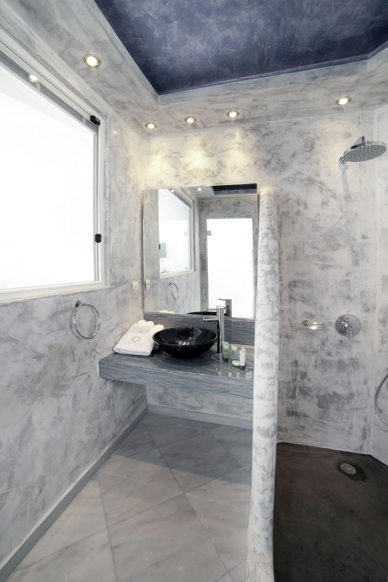 Suite Pool View King Bed