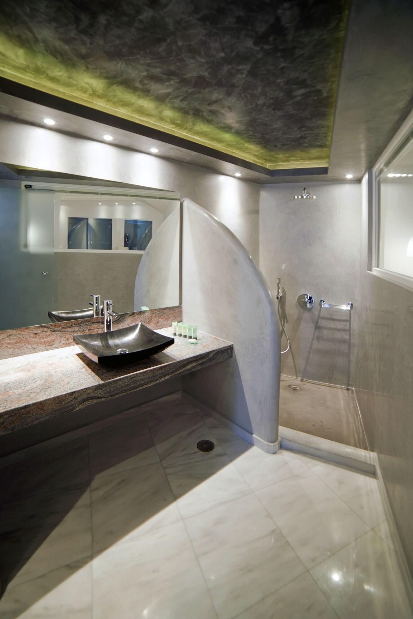 Suite Pool View King Bed