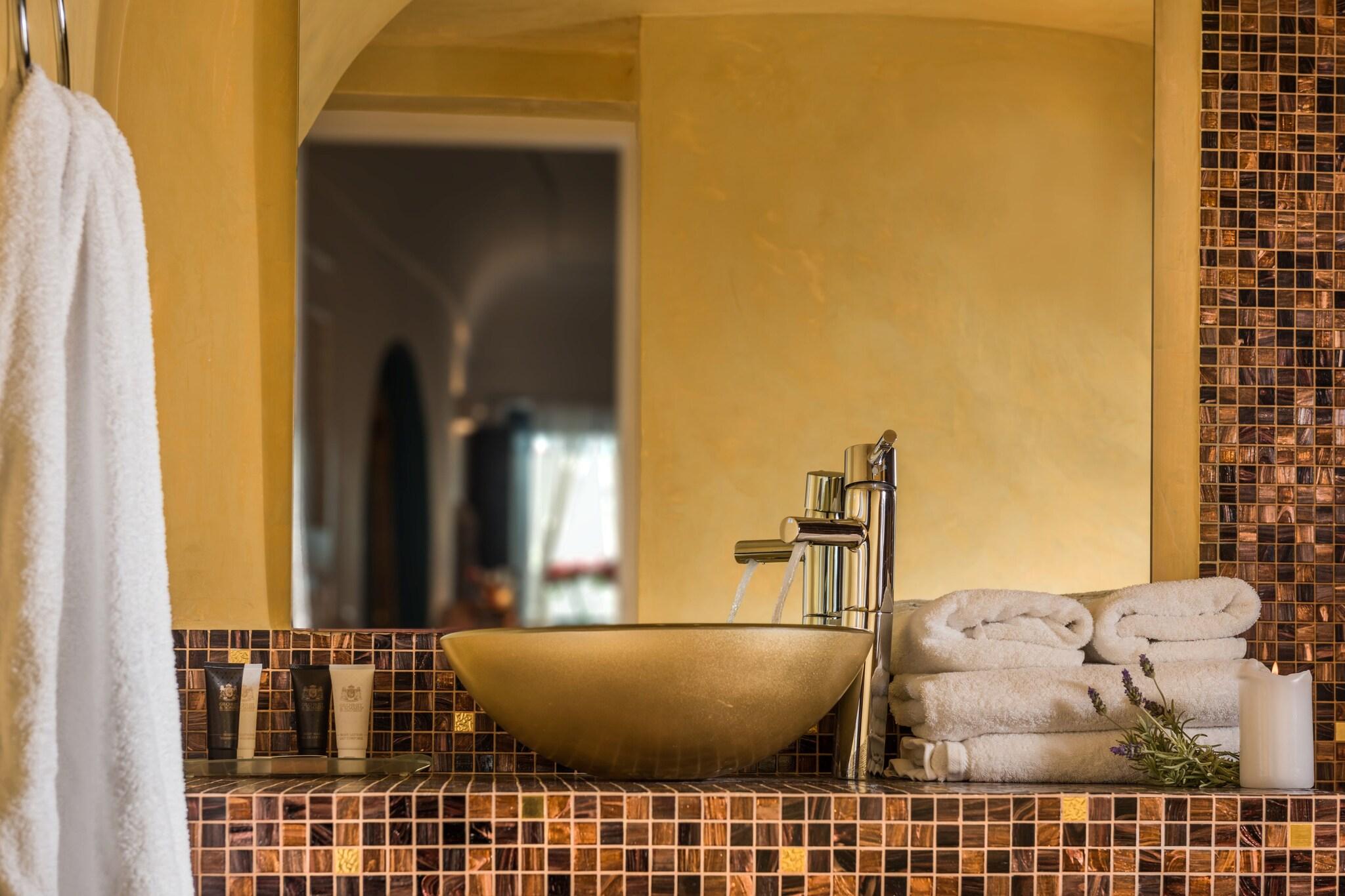 Junior Suite Queen Size Bed