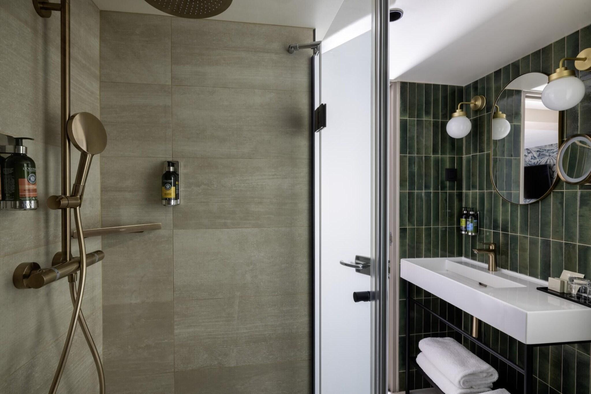 Quadruple Connecting Room