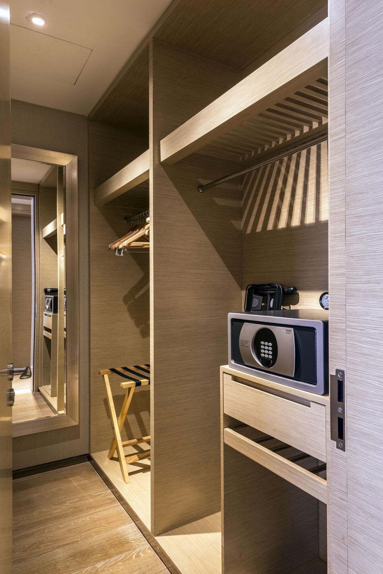 Studio Premier King Bed