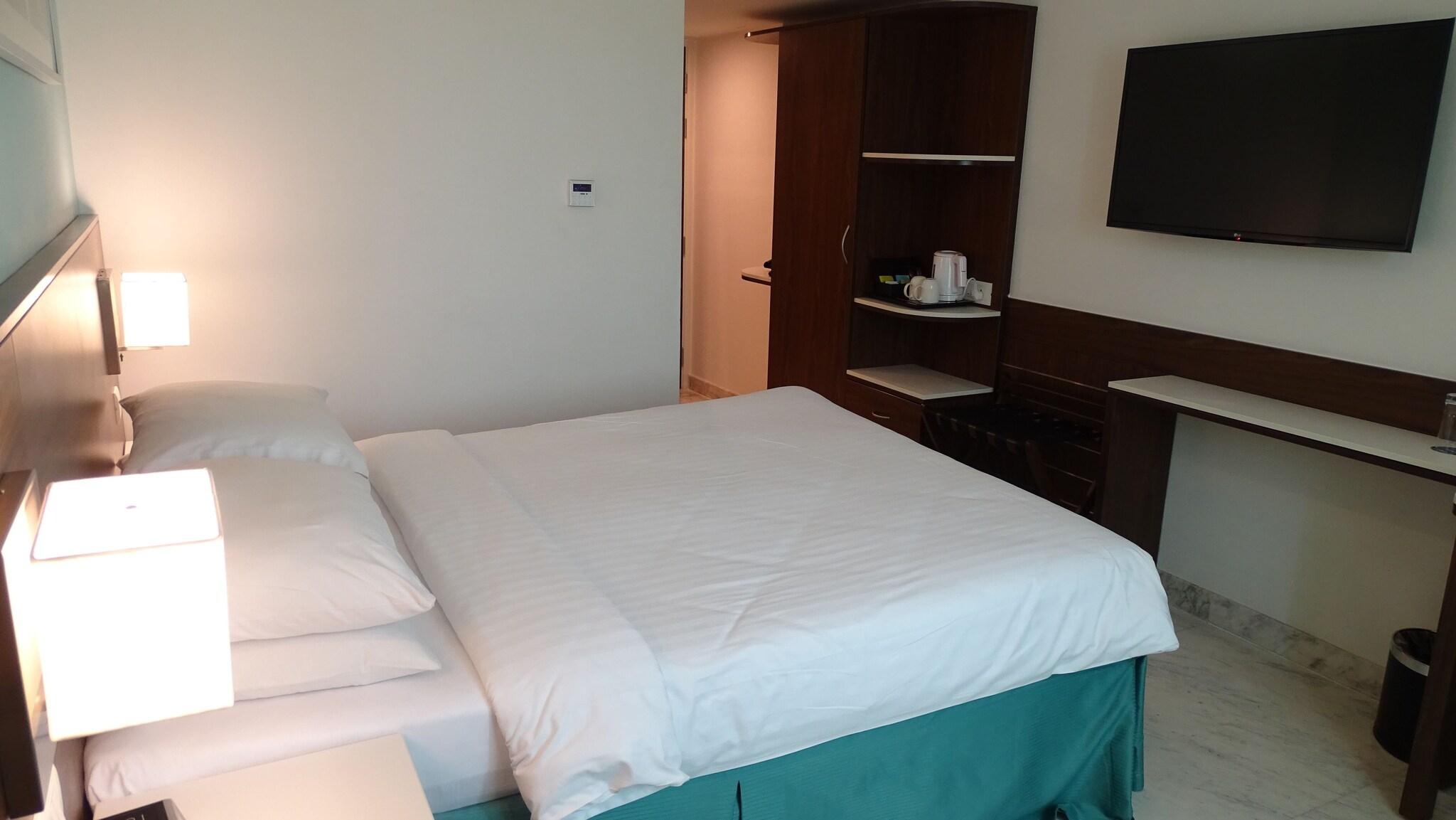 Double Executive Queen Bed