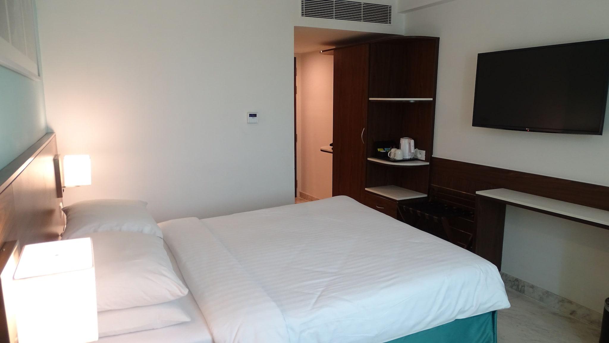 Double Executive Queen Bed