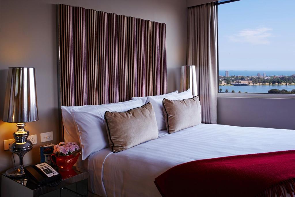 Junior Suite Queen Size Bed