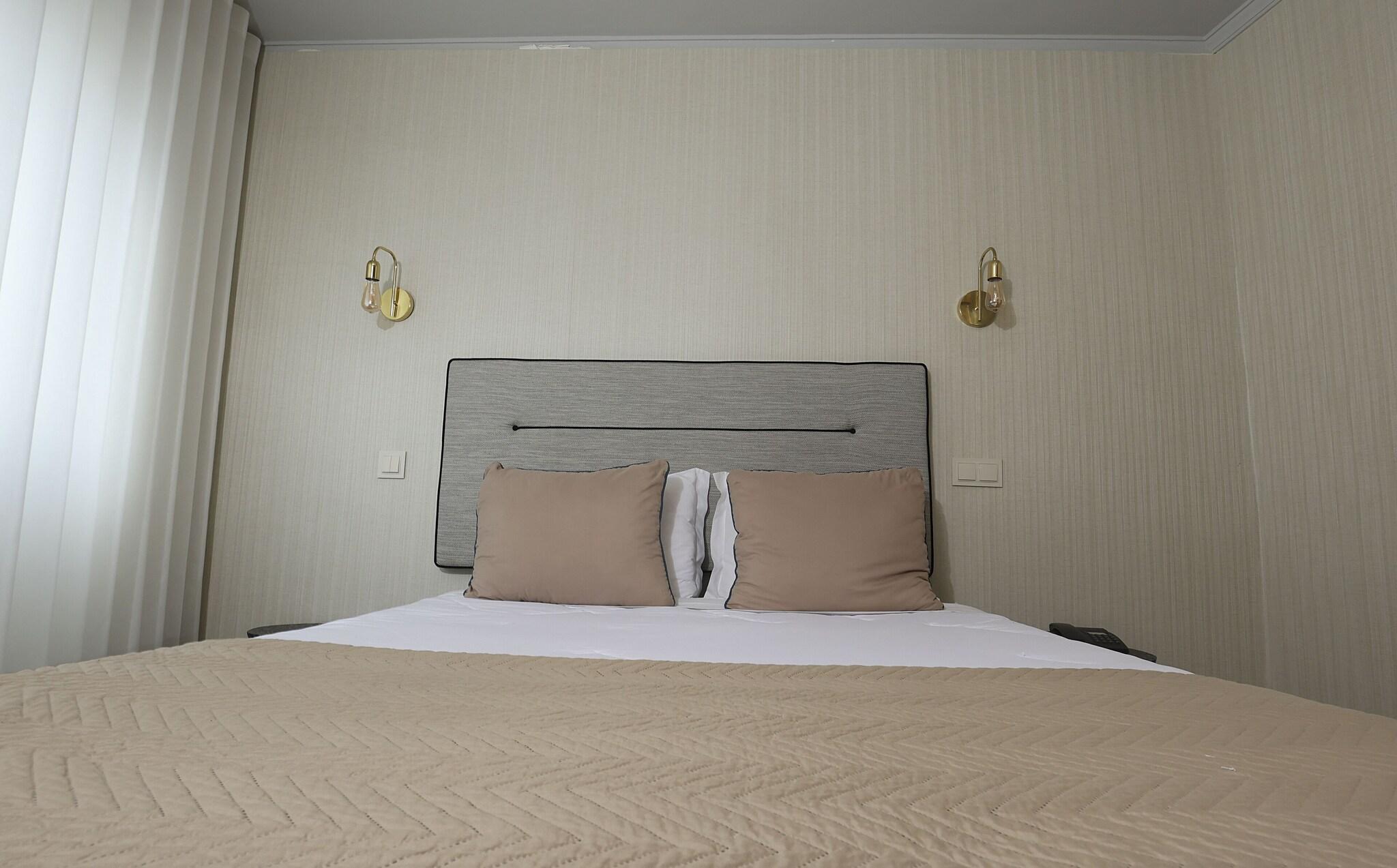 Double or Twin with Double Bed