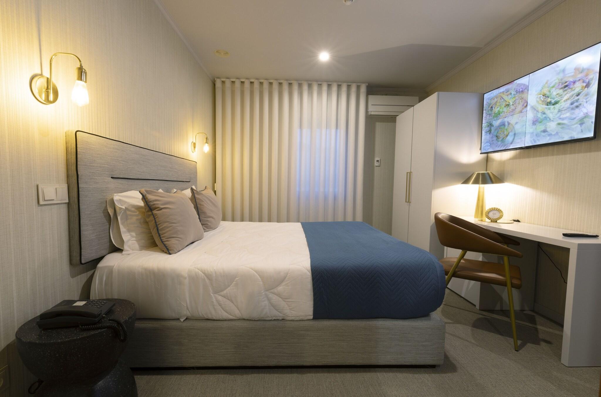 Double or Twin with Double Bed