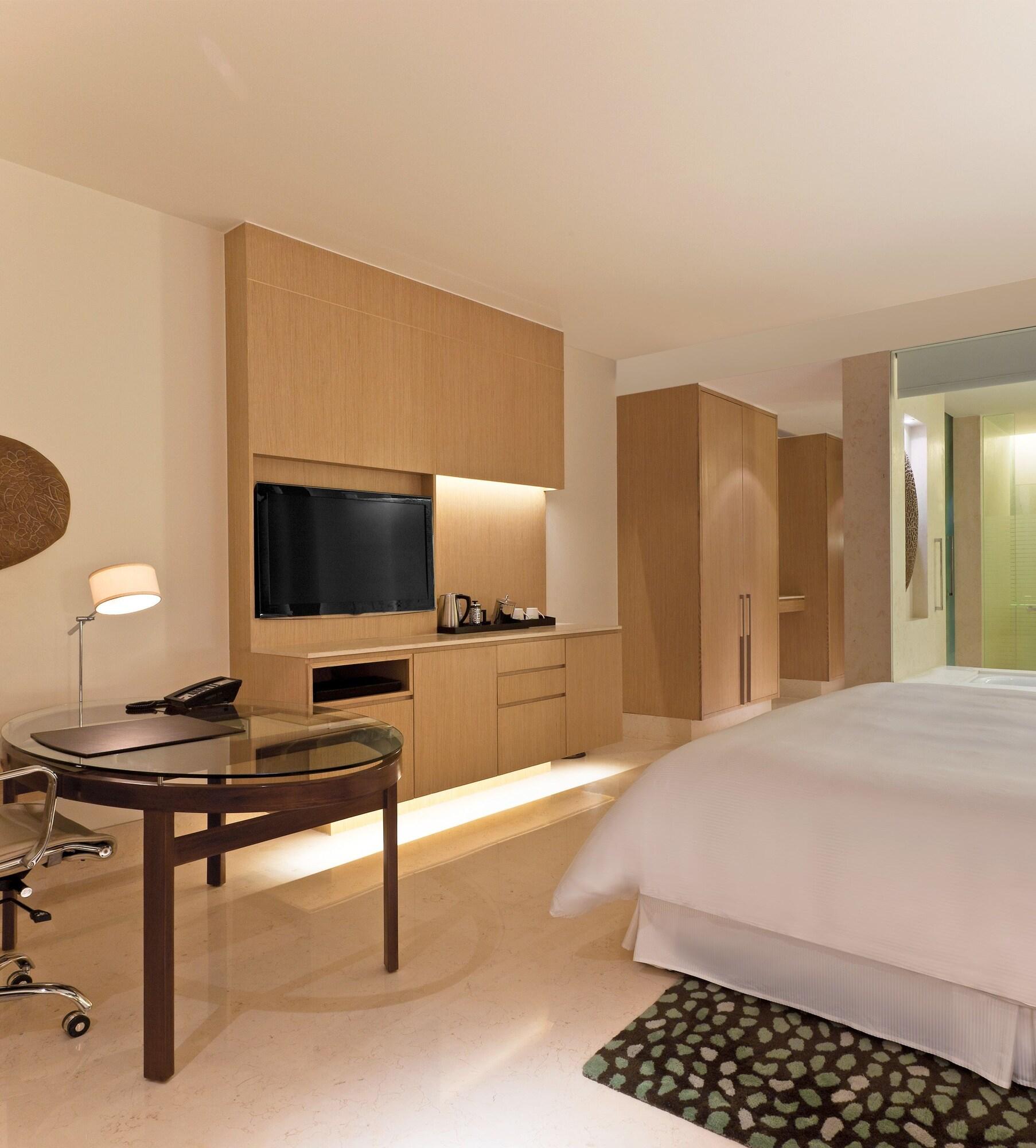 Double Pool View King Bed