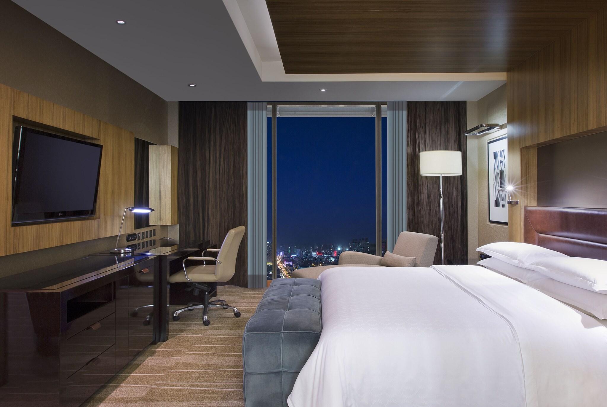 Double Pool View King Bed