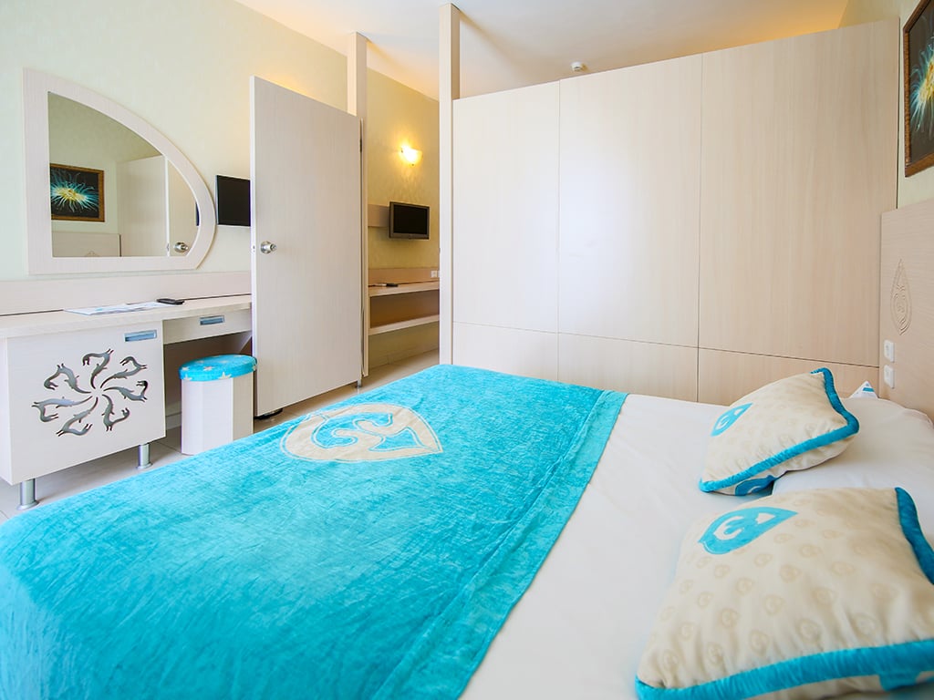 Room Connecting Room