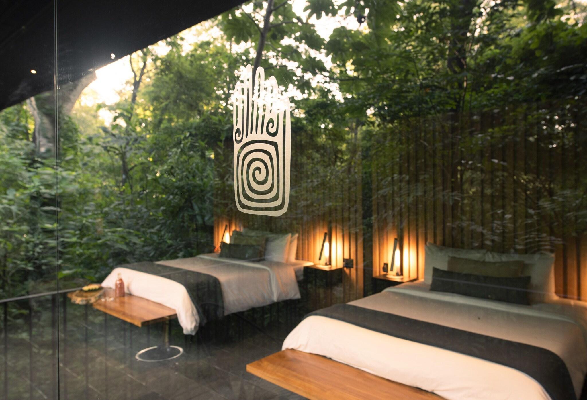 Bungalow Two Queen Beds