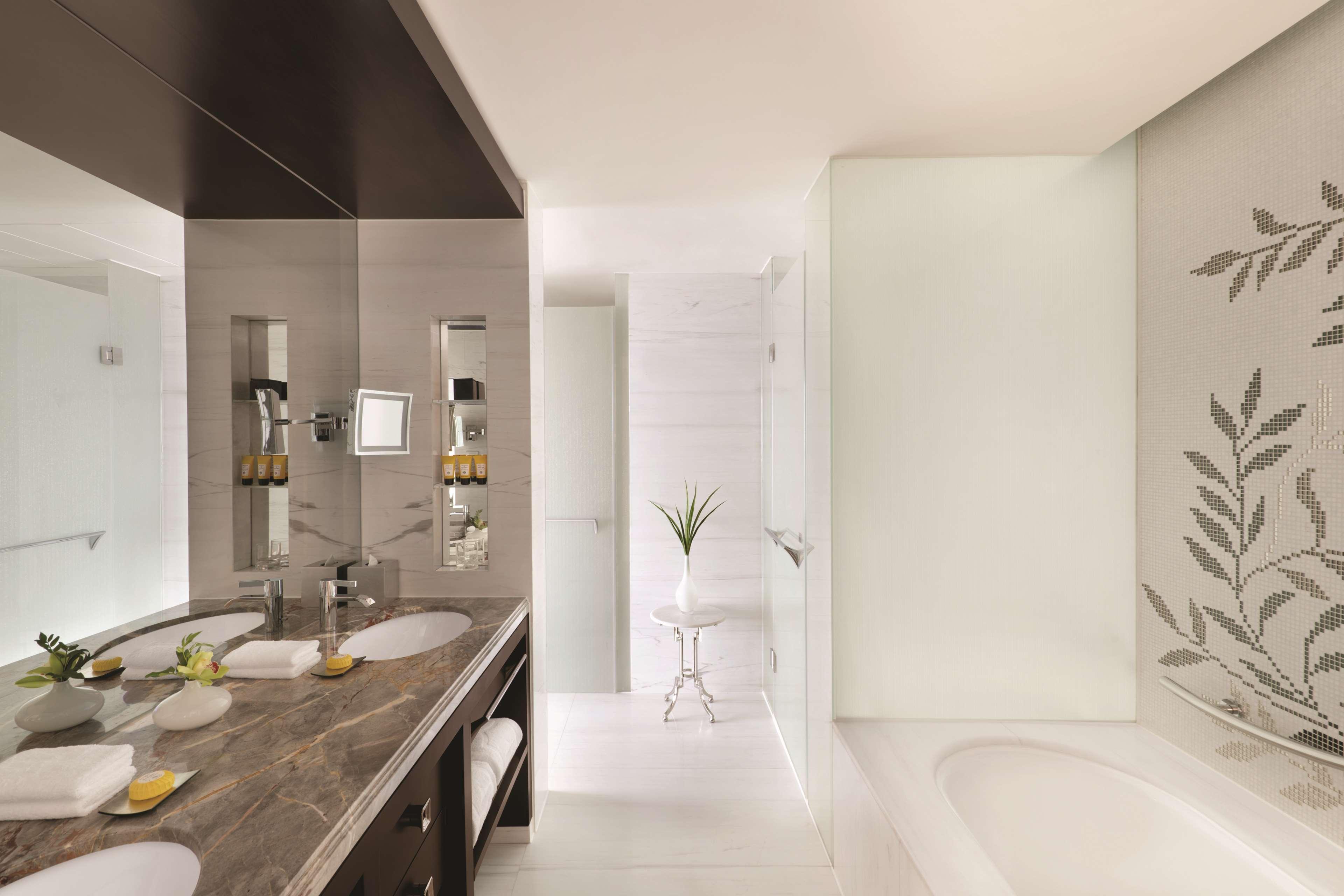 Suite Deluxe King Bed